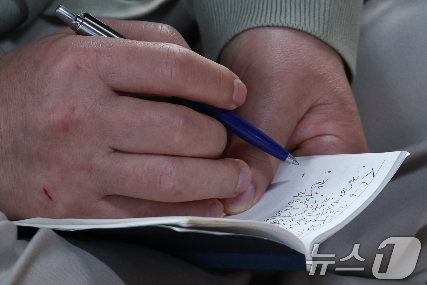 (장수=뉴스1) 안은나 기자 = 이재명 더불어민주당 대통령 후보가 골목골목 경청투어 이틀차인 6일 오후 전북 장수군 오옥마을을 찾아 '국내 최연소 이장(1998년생)' 정민수 씨를 …