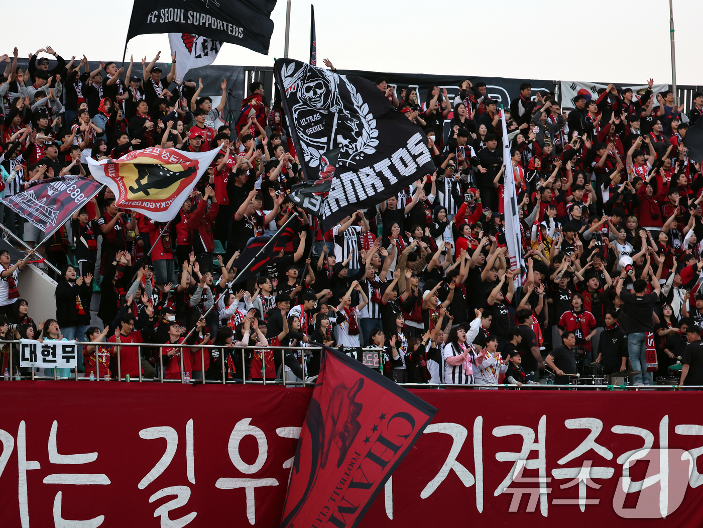 (안양=뉴스1) 황기선 기자 = 6일 경기 안양시 안양종합운동장에서 열린 프로축구 하나은행 K리그1 2025 12라운드 FC안양과 FC서울과의 경기에서 서울팬들이 응원가를 부르고 …