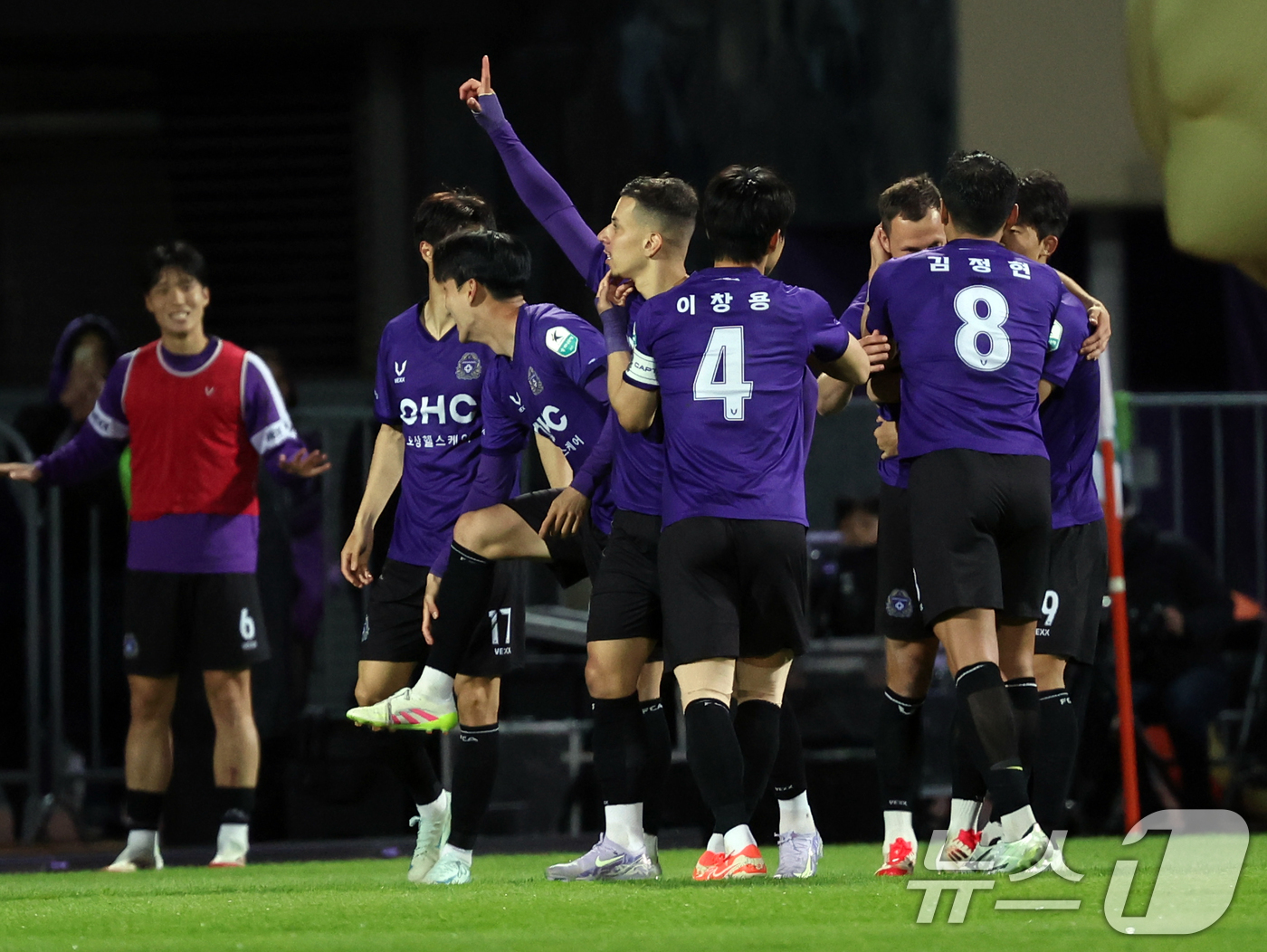 (안양=뉴스1) 황기선 기자 = 6일 경기 안양시 안양종합운동장에서 열린 프로축구 하나은행 K리그1 2025 12라운드 FC안양과 FC서울과의 경기에서 선제골을 넣은 안양 마테우스 …