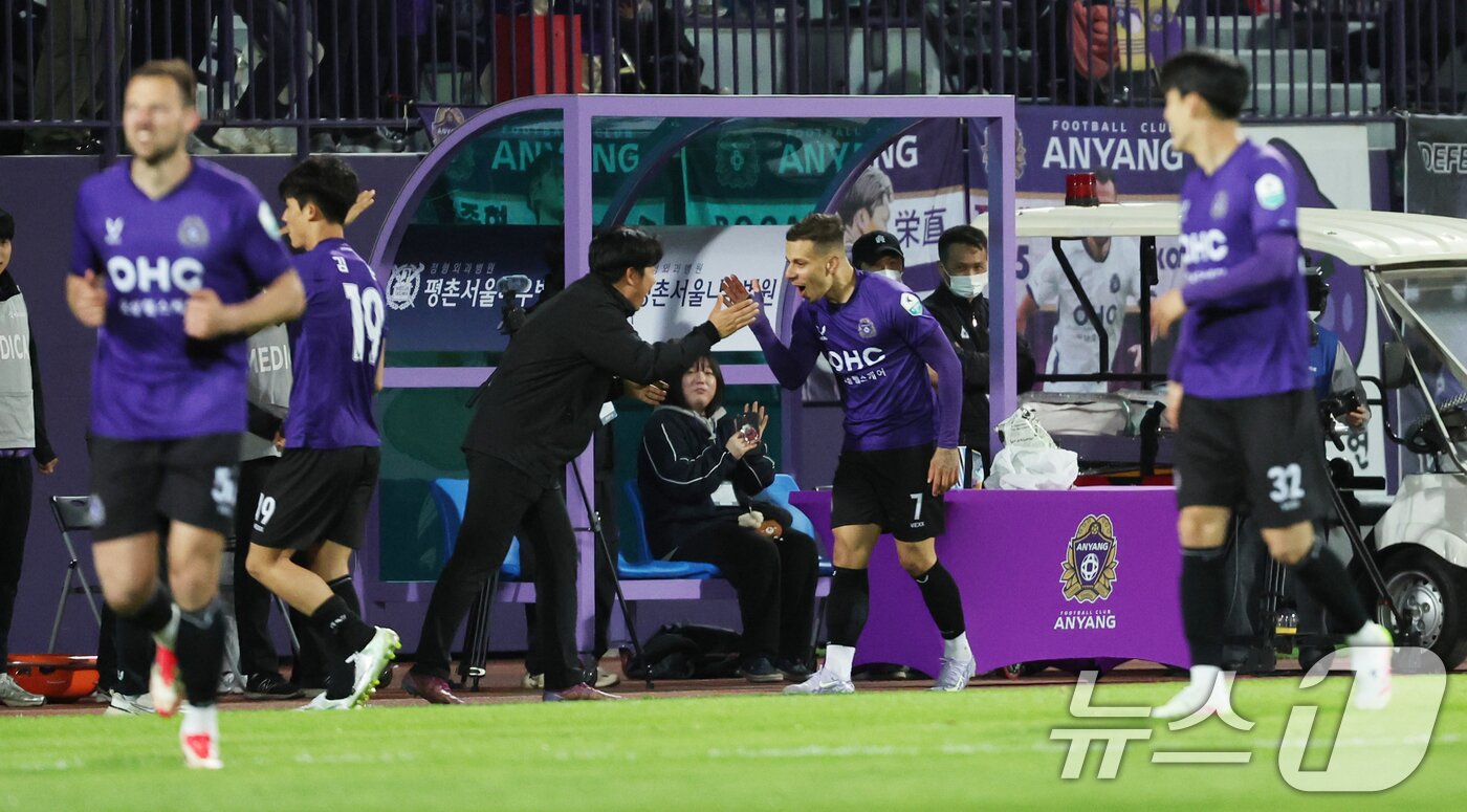본문 이미지 - 6일 경기 안양시 안양종합운동장에서 열린 프로축구 하나은행 K리그1 2025 12라운드 FC안양과 FC서울과의 경기에서 선제골을 넣은 안양 마테우스가 동료들과 기뻐하고 있다. 2025.5.6/뉴스1 ⓒ News1 황기선 기자
