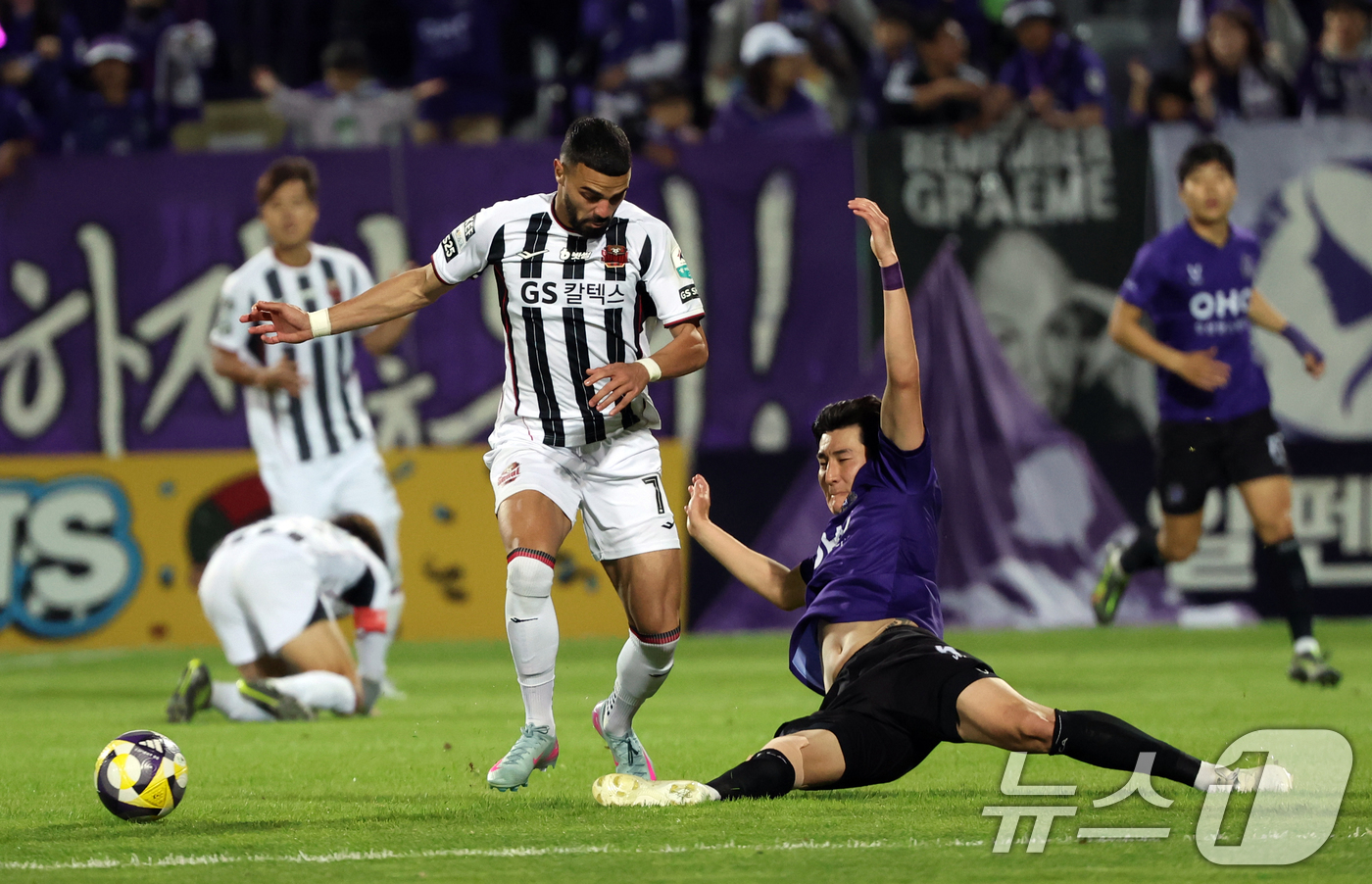 (안양=뉴스1) 황기선 기자 = 6일 경기 안양시 안양종합운동장에서 열린 프로축구 하나은행 K리그1 2025 12라운드 FC안양과 FC서울과의 경기에서 안양 김영찬이 태클을 하고 …