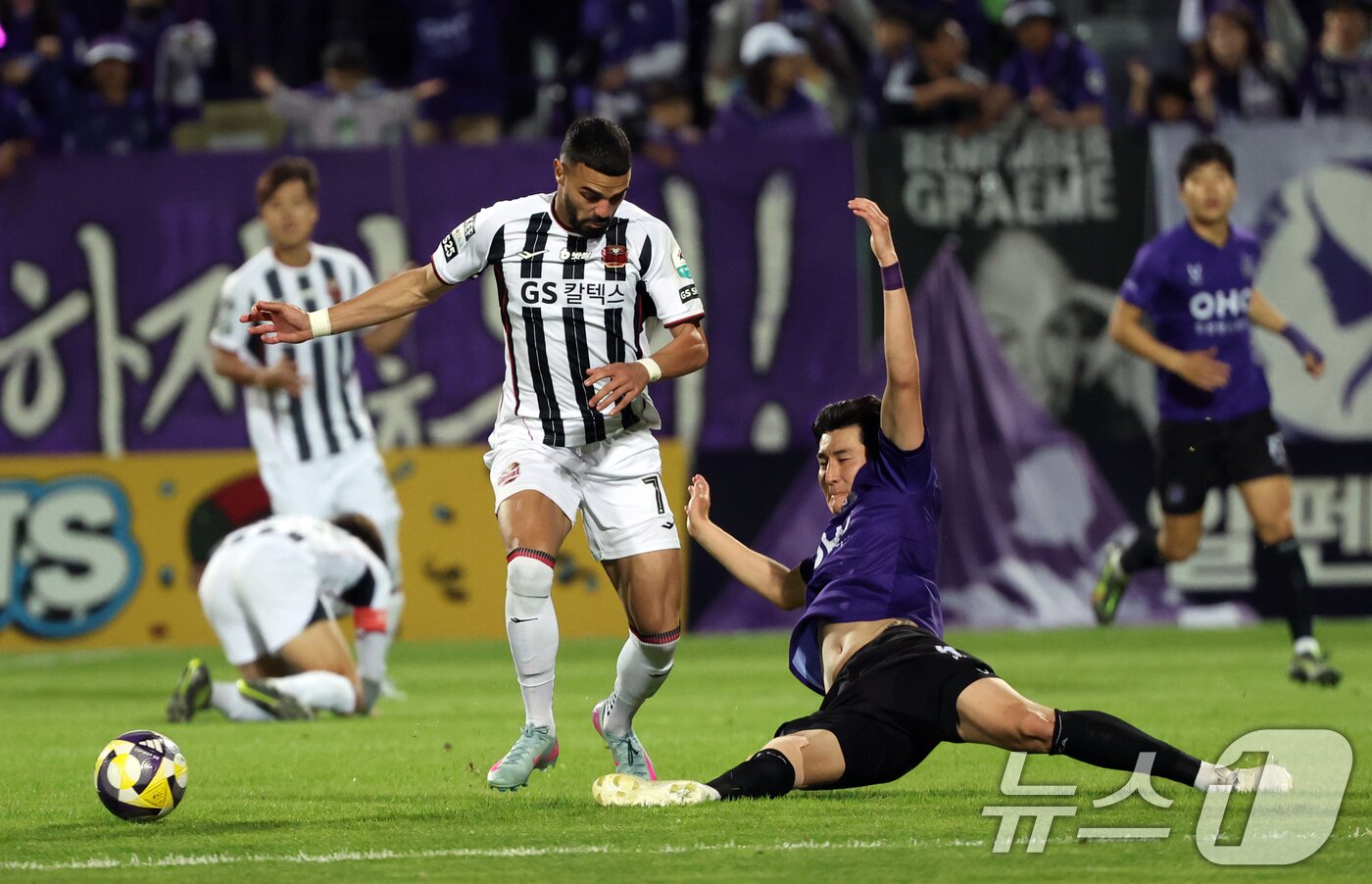 본문 이미지 - 6일 경기 안양시 안양종합운동장에서 열린 프로축구 하나은행 K리그1 2025 12라운드 FC안양과 FC서울과의 경기에서 안양 김영찬이 태클을 하고 있다. 2025.5.6/뉴스1 ⓒ News1 황기선 기자