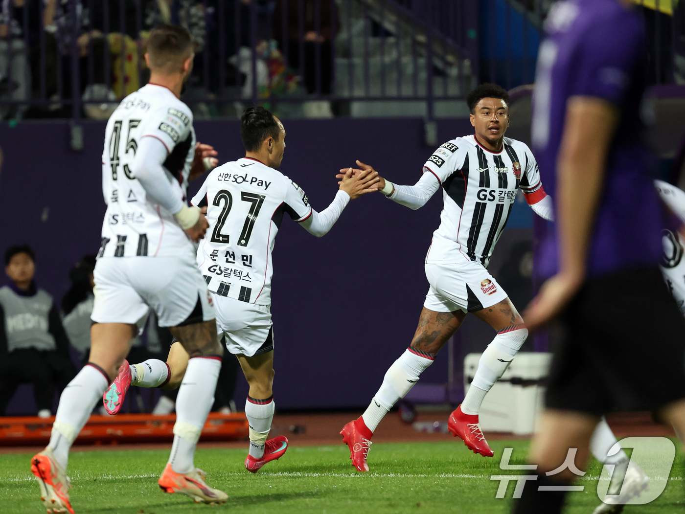 (안양=뉴스1) 황기선 기자 = 6일 경기 안양시 안양종합운동장에서 열린 프로축구 하나은행 K리그1 2025 12라운드 FC안양과 FC서울과의 경기에서 서울 문선민이 헤더슛으로 동 …