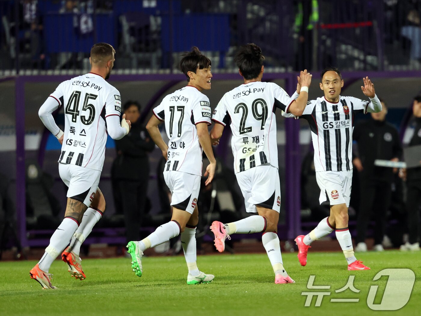 본문 이미지 - 6일 경기 안양시 안양종합운동장에서 열린 프로축구 하나은행 K리그1 2025 12라운드 FC안양과 FC서울과의 경기에서 서울 문선민이 동점골을 넣고 동료들과 기뻐하고 있다. 2025.5.6/뉴스1 ⓒ News1 황기선 기자