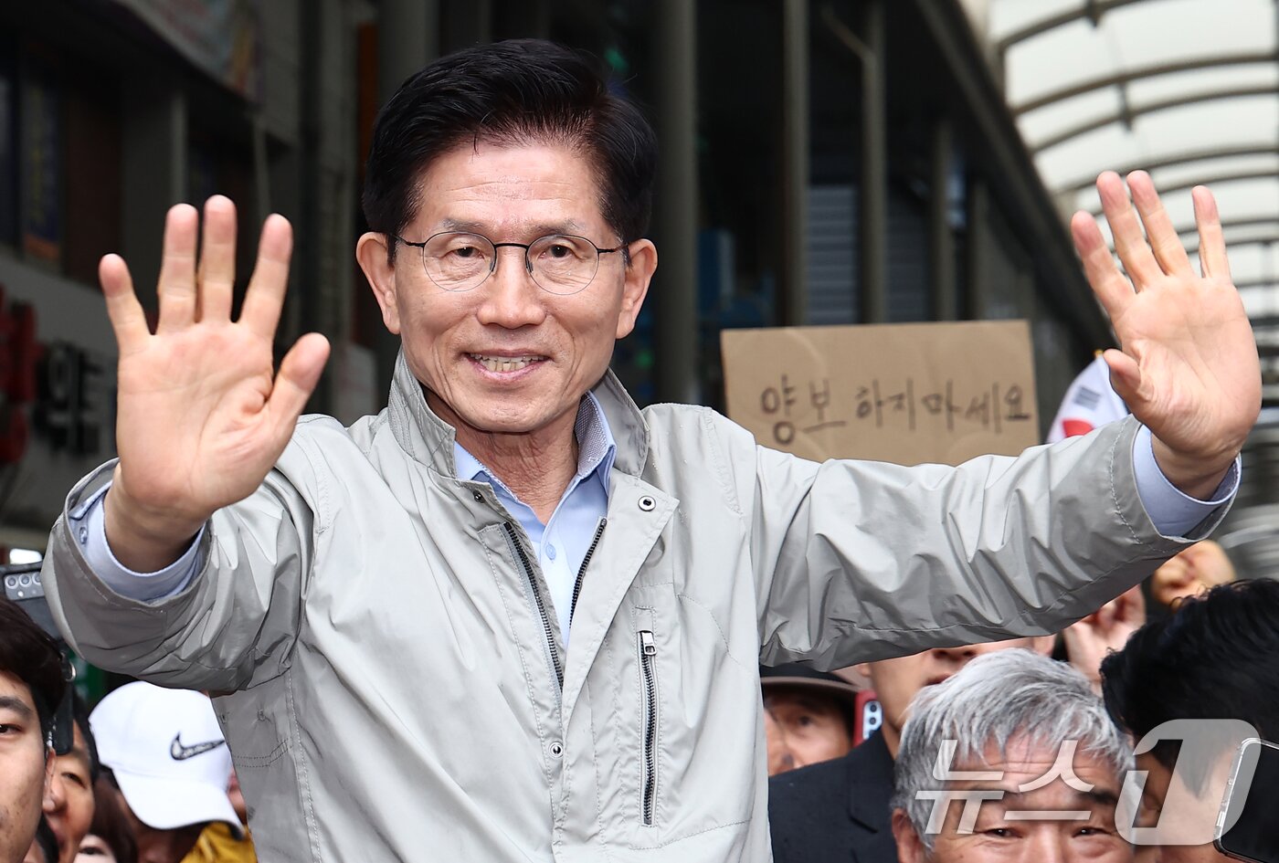본문 이미지 - 김문수 국민의힘 대통령 후보가 6일 경북 포항시 죽도시장에서 시민들을 향해 인사하고 있다. 뒷편에는 한 지지자가 &#39;양보 하지 마세요&#39;라고 적힌 종이를 들어보이고 있다. 2025.5.6/뉴스1 ⓒ News1 김민지 기자