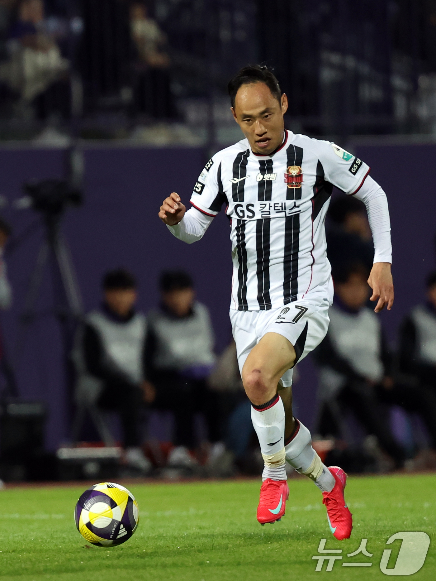 (안양=뉴스1) 황기선 기자 = 6일 경기 안양시 안양종합운동장에서 열린 프로축구 하나은행 K리그1 2025 12라운드 FC안양과 FC서울과의 경기에서 서울 문선민이 드리블을 하고 …