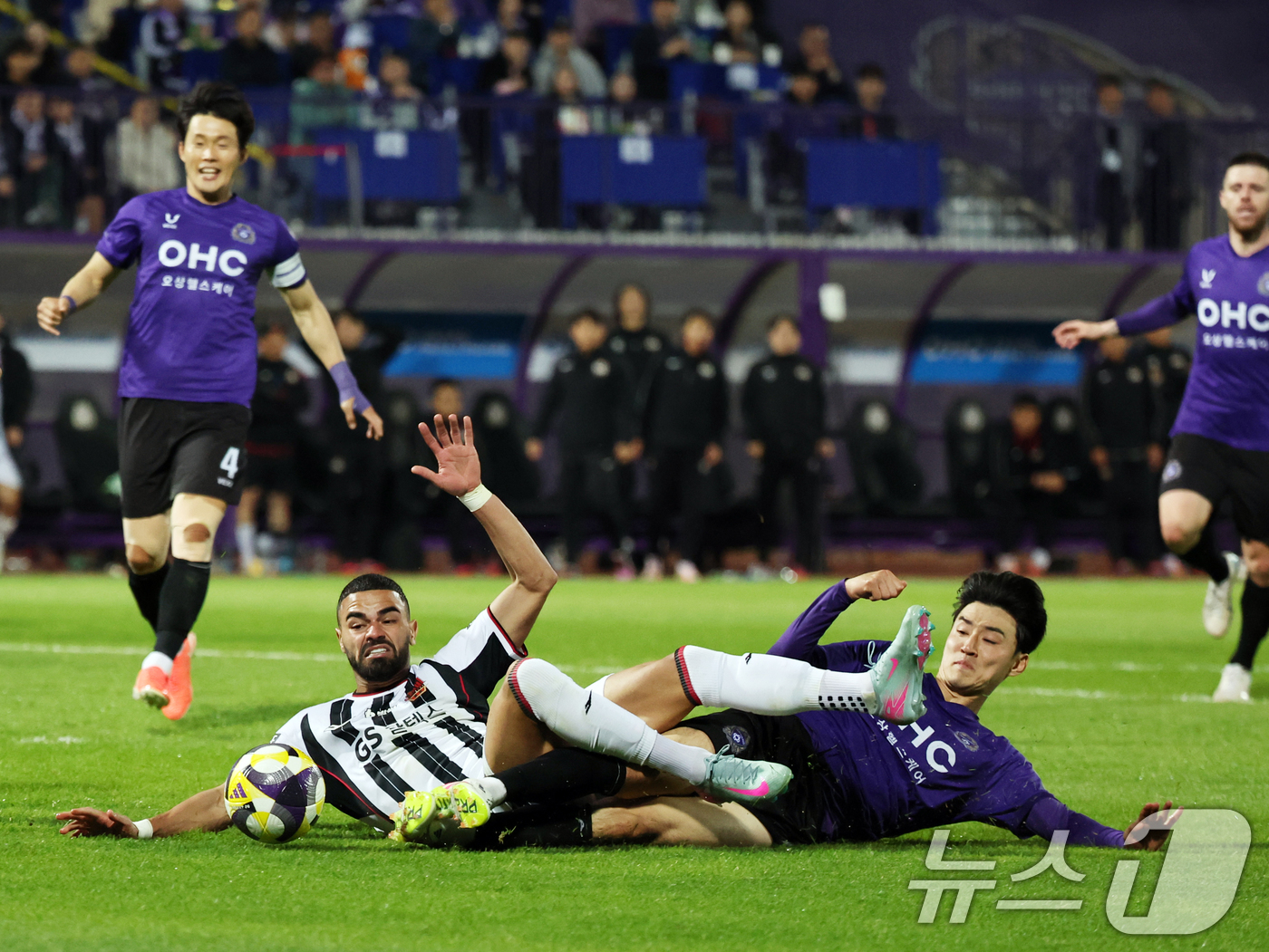 (안양=뉴스1) 황기선 기자 = 6일 경기 안양시 안양종합운동장에서 열린 프로축구 하나은행 K리그1 2025 12라운드 FC안양과 FC서울과의 경기에서 안양 이태희가 서울 루카스에 …