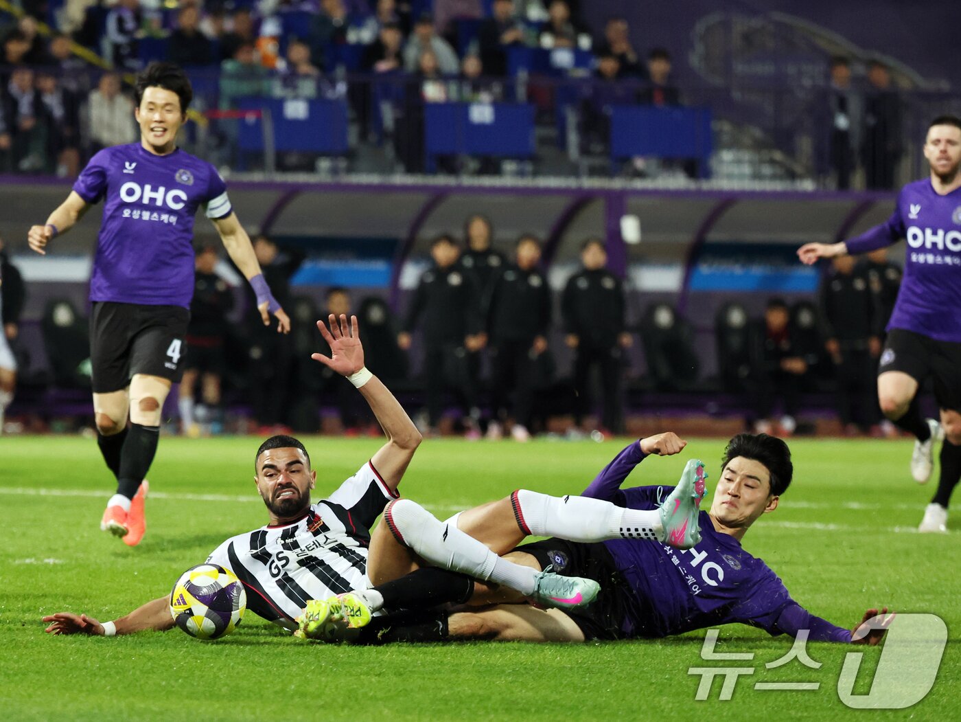 본문 이미지 - 6일 경기 안양시 안양종합운동장에서 열린 프로축구 하나은행 K리그1 2025 12라운드 FC안양과 FC서울과의 경기에서 안양 이태희가 서울 루카스에게 태클을 하고 있다. 2025.5.6/뉴스1 ⓒ News1 황기선 기자