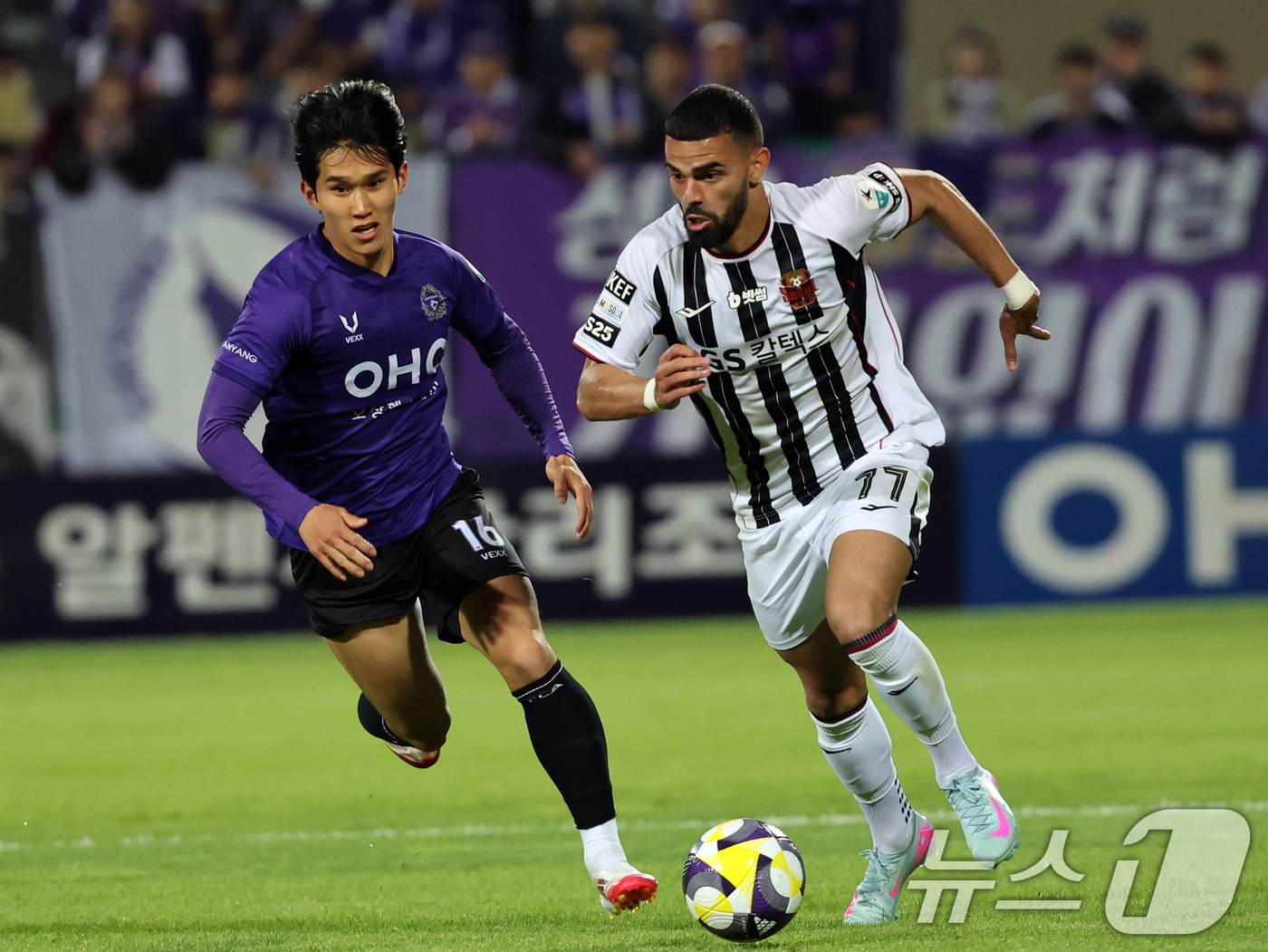 (안양=뉴스1) 황기선 기자 = 6일 경기 안양시 안양종합운동장에서 열린 프로축구 하나은행 K리그1 2025 12라운드 FC안양과 FC서울과의 경기에서 서울 루카스가 돌파를 하고 …