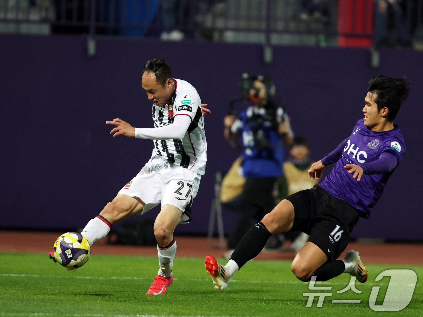 (안양=뉴스1) 황기선 기자 = 6일 경기 안양시 안양종합운동장에서 열린 프로축구 하나은행 K리그1 2025 12라운드 FC안양과 FC서울과의 경기에서 서울 문선민이 슛을 날리고 …