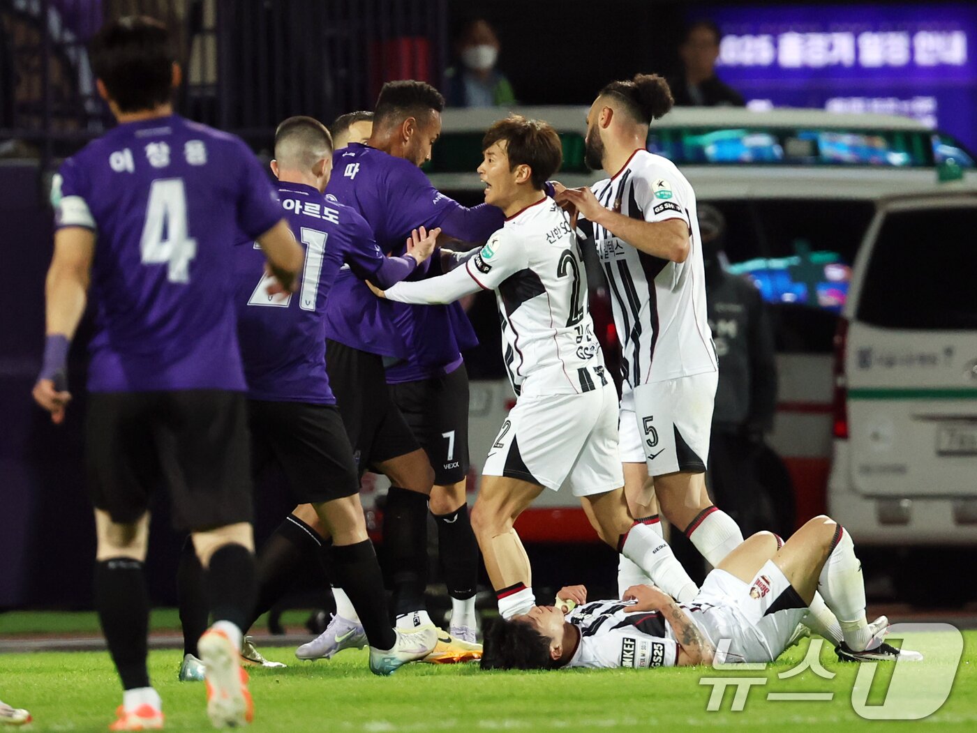 본문 이미지 - 6일 경기 안양시 안양종합운동장에서 열린 프로축구 하나은행 K리그1 2025 12라운드 FC안양과 FC서울과의 경기에서 양팀선수들이 언쟁을 벌이고 있다. 2025.5.6/뉴스1 ⓒ News1 황기선 기자