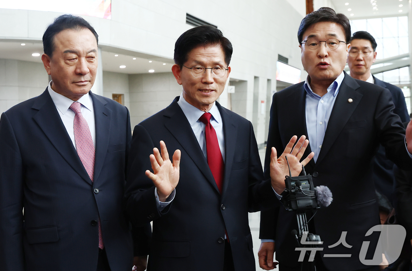 (포항=뉴스1) 김민지 기자 = 김문수 국민의힘 대통령 후보가 6일 경북 경주시 HICO(정상회의장) 미디어센터에서 단일화 문제를 놓고 당 지도부와 갈등을 빚고 있자 일정 중단을 …