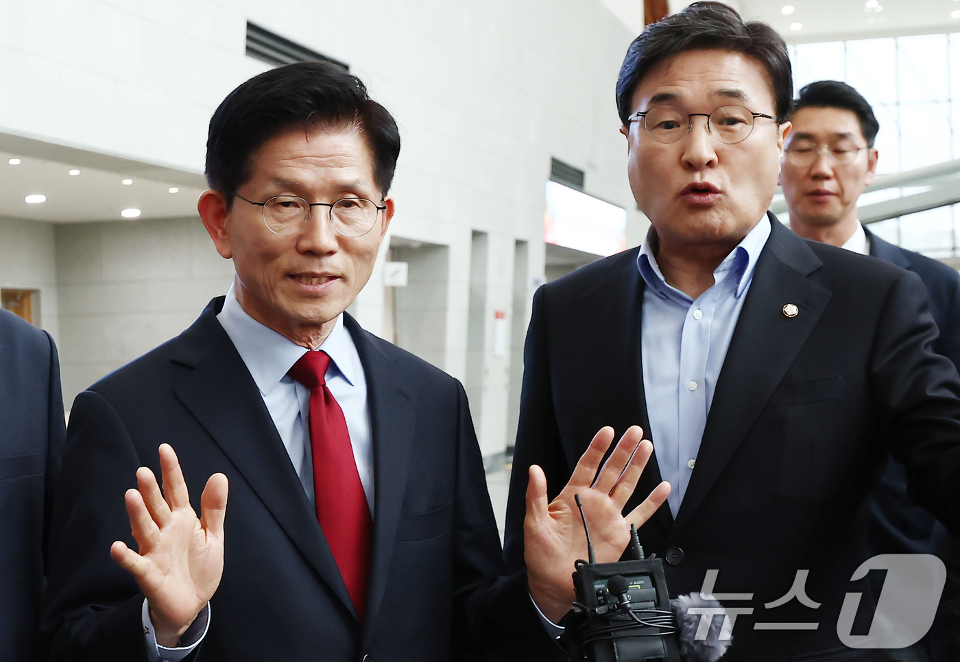 (포항=뉴스1) 김민지 기자 = 김문수 국민의힘 대통령 후보가 6일 경북 경주시 HICO(정상회의장) 미디어센터에서 단일화 문제를 놓고 당 지도부와 갈등을 빚고 있자 일정 중단을 …