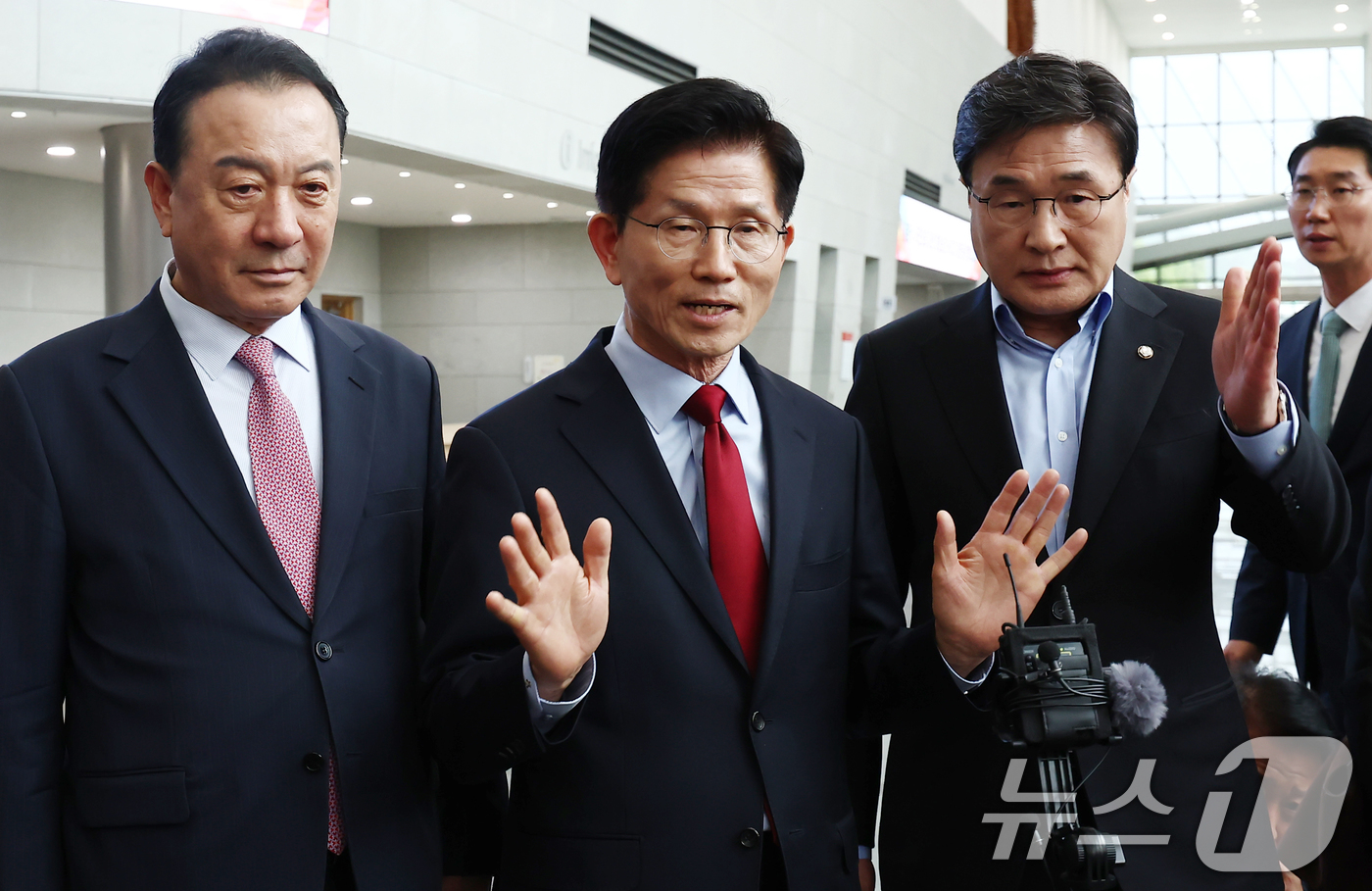 (포항=뉴스1) 김민지 기자 = 김문수 국민의힘 대통령 후보가 6일 경북 경주시 HICO(정상회의장) 미디어센터에서 단일화 문제를 놓고 당 지도부와 갈등을 빚고 있자 일정 중단을 …