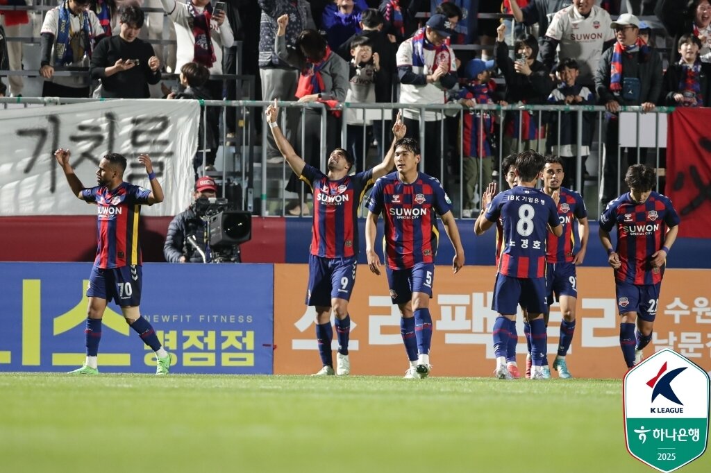 본문 이미지 -  수원FC가 탈꼴찌에 성공했다.(한국프로축구연맹 제공)