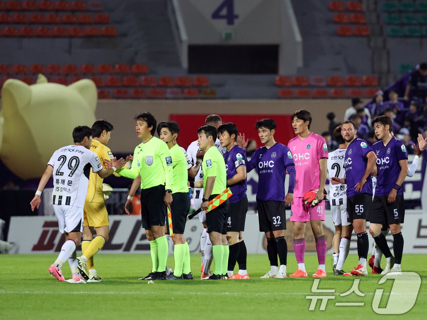 본문 이미지 - 6일 경기 안양시 안양종합운동장에서 열린 프로축구 하나은행 K리그1 2025 12라운드 FC안양과 FC서울과의 경기에서 1대1로 무승부를 기록한 양팀 선수들이 인사를 나누고 있다. 2025.5.6/뉴스1 ⓒ News1 황기선 기자