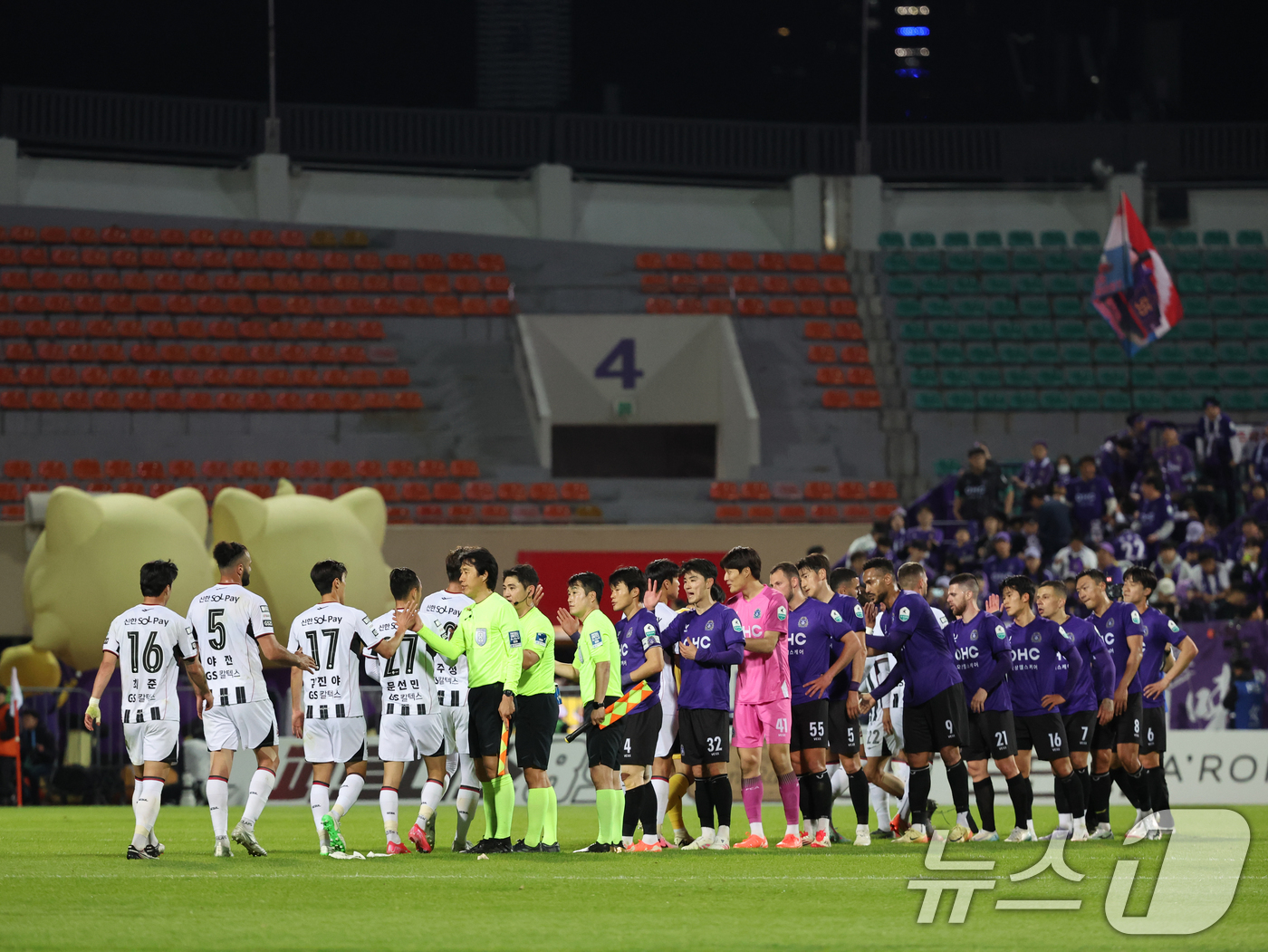 (안양=뉴스1) 황기선 기자 = 6일 경기 안양시 안양종합운동장에서 열린 프로축구 하나은행 K리그1 2025 12라운드 FC안양과 FC서울과의 경기에서 1대1로 무승부를 기록한 양 …