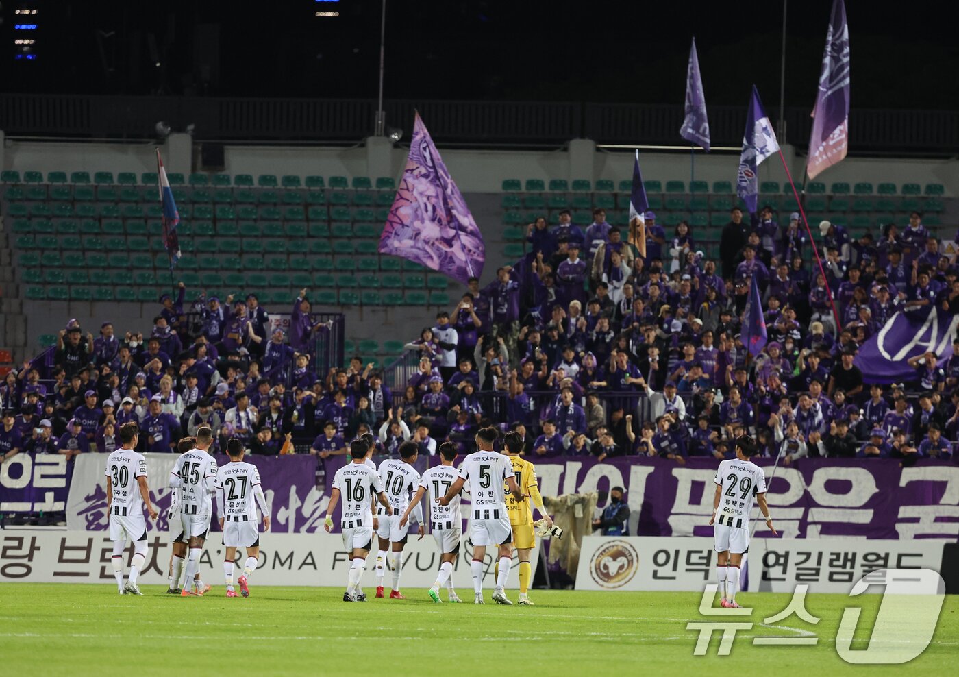 본문 이미지 - 6일 경기 안양시 안양종합운동장에서 열린 프로축구 하나은행 K리그1 2025 12라운드 FC안양과 FC서울과의 경기에서 1대1로 무승부를 기록한 FC서울 선수들이 안양 팬들에게 인사를 하고 있다. 2025.5.6/뉴스1 ⓒ News1 황기선 기자