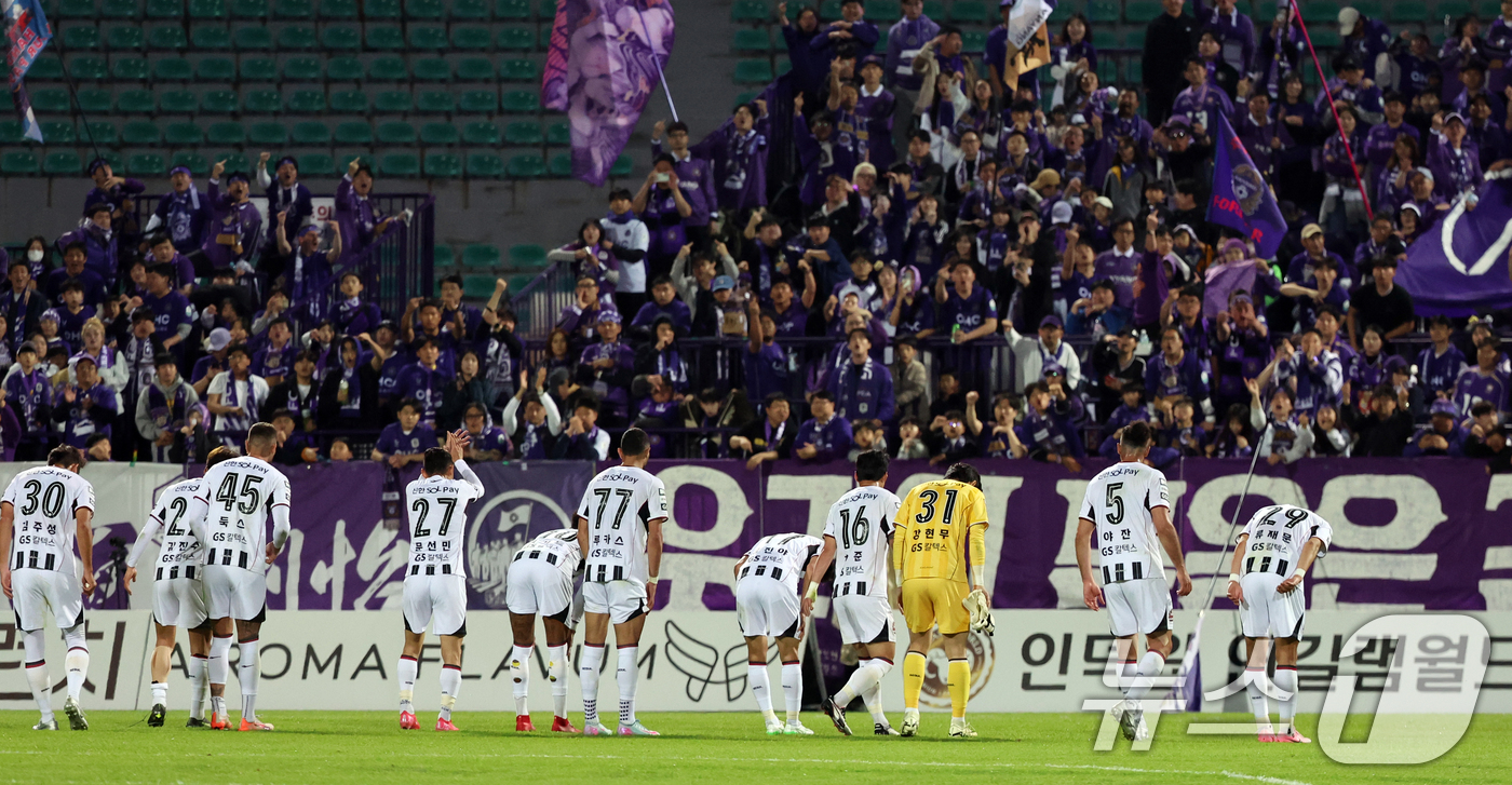 (안양=뉴스1) 황기선 기자 = 6일 경기 안양시 안양종합운동장에서 열린 프로축구 하나은행 K리그1 2025 12라운드 FC안양과 FC서울과의 경기에서 1대1로 무승부를 기록한 F …