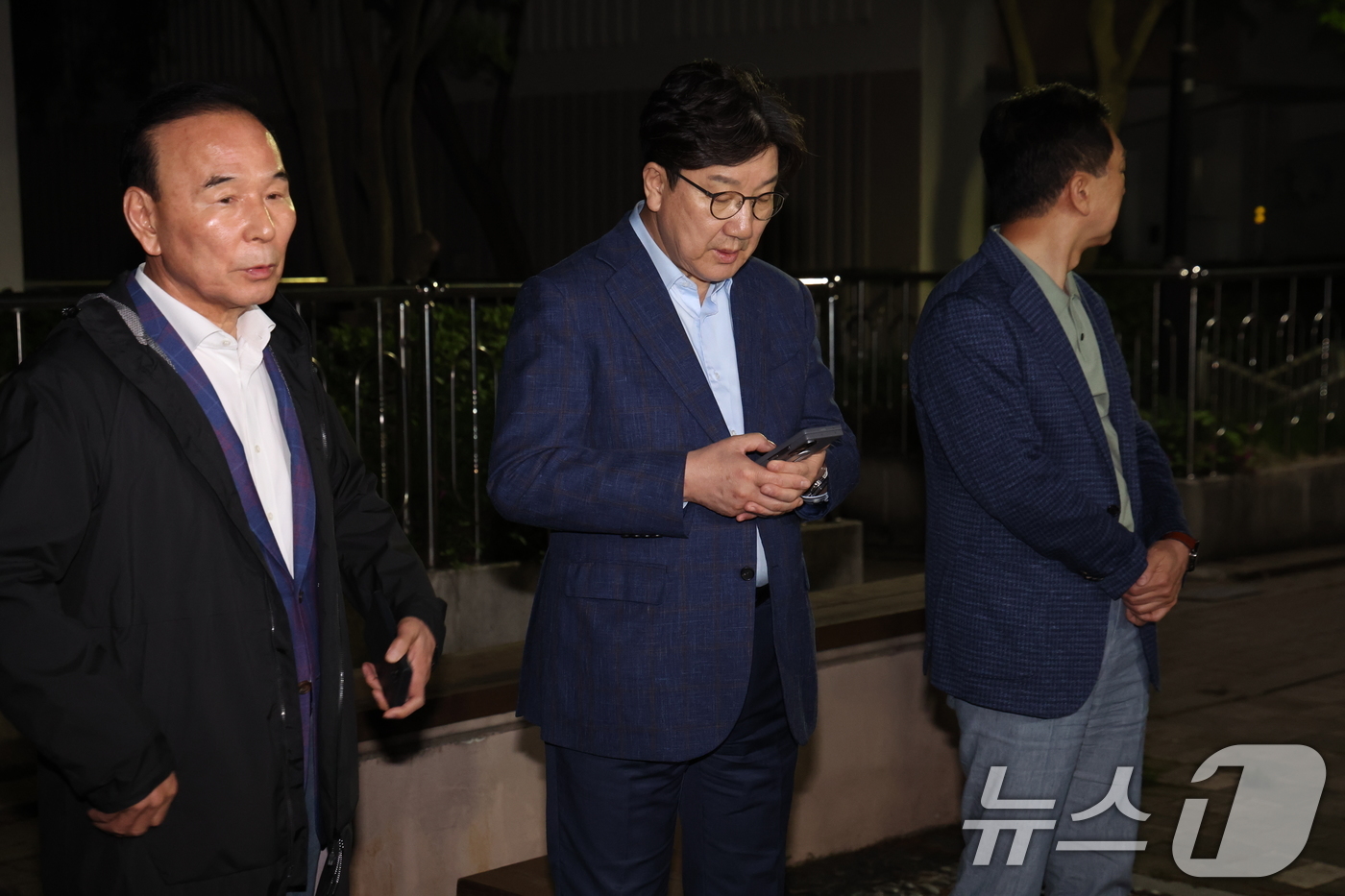 (서울=뉴스1) 김명섭 기자 = 권성동 국민의힘 원내대표와 김기현, 박덕흠 의원이 후보 단일화 문제로 당 지도부와 갈등을 겪고 있는 김문수 대통령 후보를 만나기 위해 6일 밤 서울 …