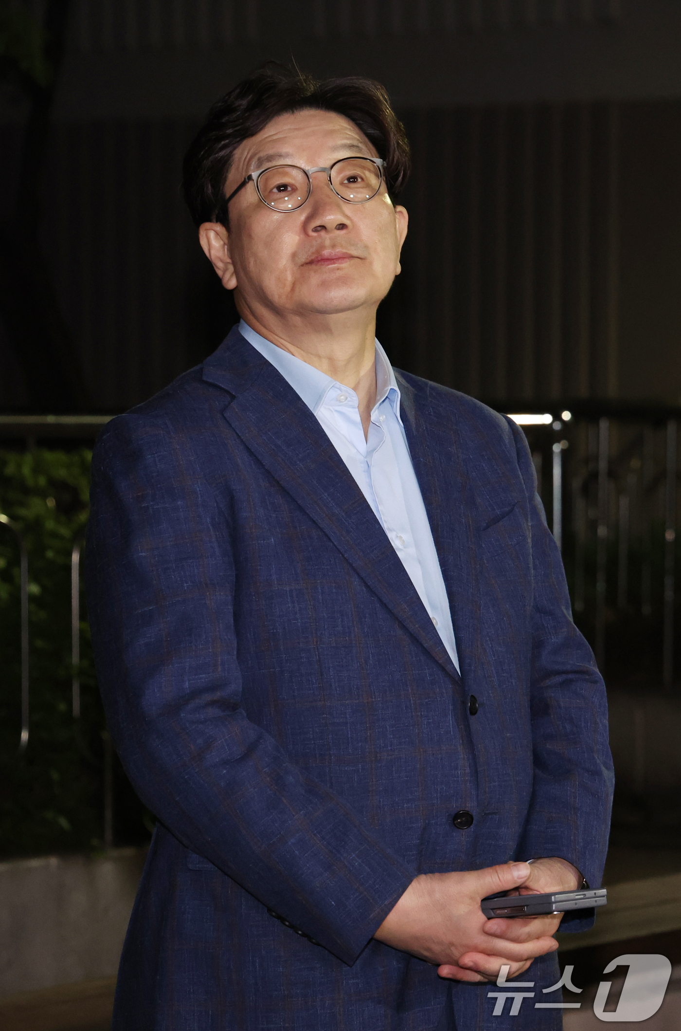 (서울=뉴스1) 김명섭 기자 = 권성동 국민의힘 원내대표가 후보 단일화 문제로 당 지도부와 갈등을 겪고 있는 김문수 대통령 후보를 만나기 위해 6일 서울 관악구 김 후보의 집 앞에 …