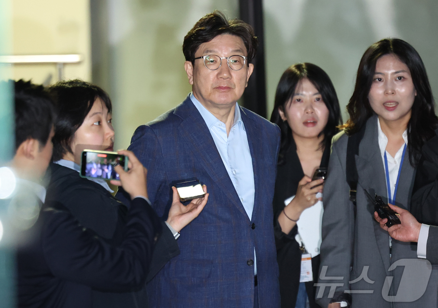 (서울=뉴스1) 김명섭 기자 = 권성동 국민의힘 원내대표가 후보 단일화 문제로 당 지도부와 갈등을 겪고 있는 김문수 대통령 후보를 만나기 위해 6일 서울 관악구 김 후보의 집 앞에 …