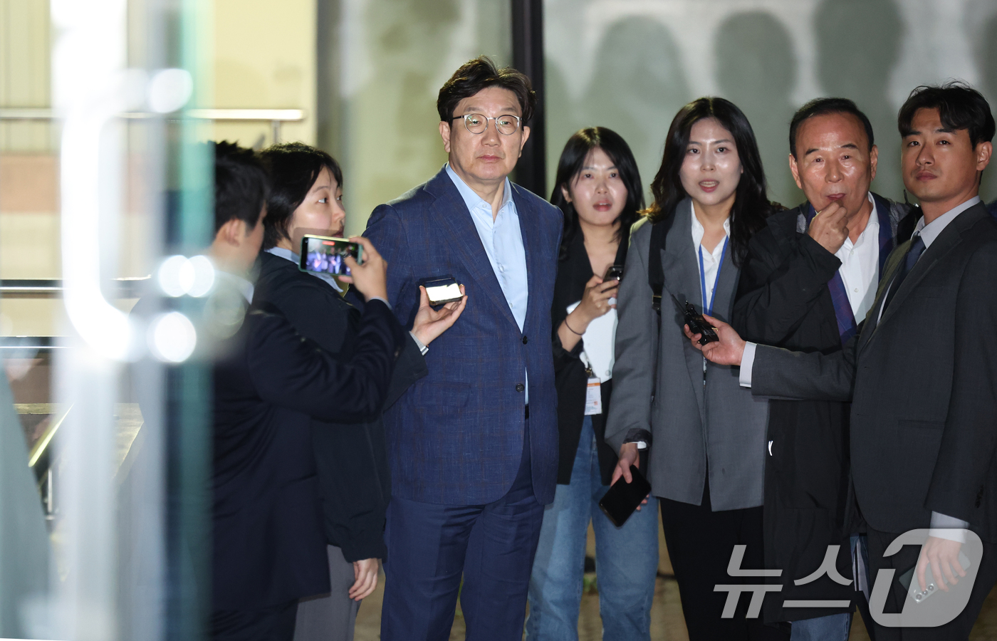 (서울=뉴스1) 김명섭 기자 = 권성동 국민의힘 원내대표가 후보 단일화 문제로 당 지도부와 갈등을 겪고 있는 김문수 대통령 후보를 만나기 위해 6일 서울 관악구 김 후보의 집 앞에 …