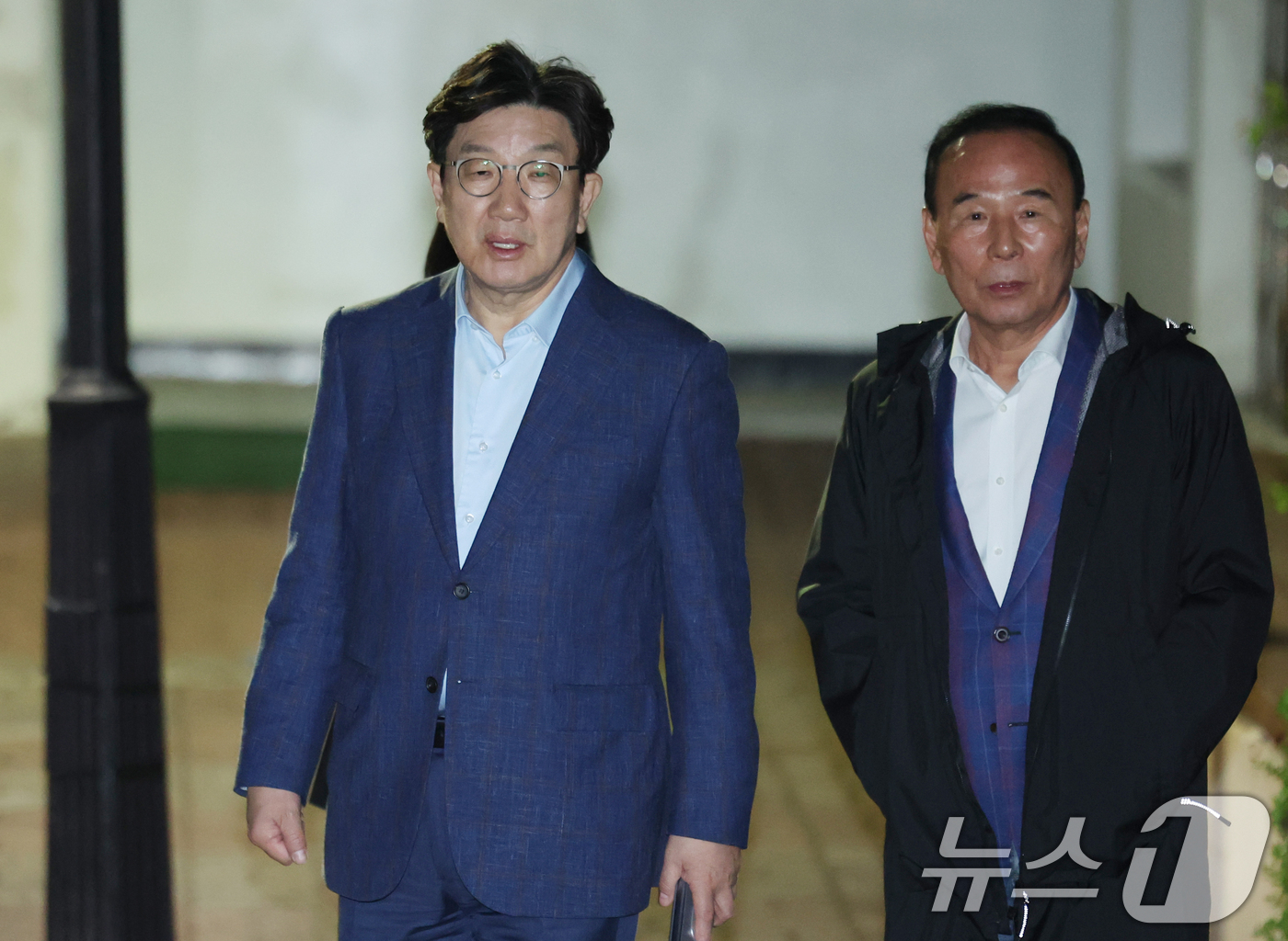 (서울=뉴스1) 김명섭 기자 = 권성동 국민의힘 원내대표와 박덕흠 의원이 후보 단일화 문제로 당 지도부와 갈등을 겪고 있는 김문수 대통령 후보를 만나기 위해 6일 서울 관악구 김 …