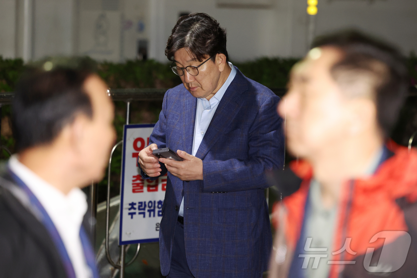 (서울=뉴스1) 김명섭 기자 = 권성동 국민의힘 원내대표와 김기현,박덕흠 의원이 후보 단일화 문제로 당 지도부와 갈등을 겪고 있는 김문수 대통령 후보를 만나기 위해 6일 서울 관악 …