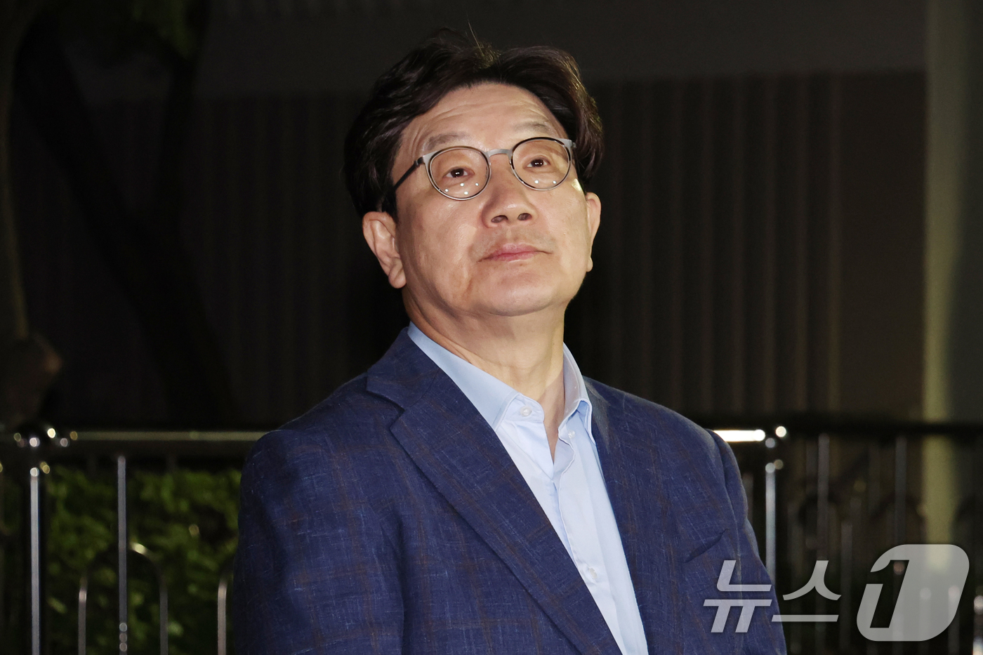 (서울=뉴스1) 김명섭 기자 = 권성동 국민의힘 원내대표가 후보 단일화 문제로 당 지도부와 갈등을 겪고 있는 김문수 대통령 후보를 만나기 위해 6일 서울 관악구 김 후보의 집 앞에 …