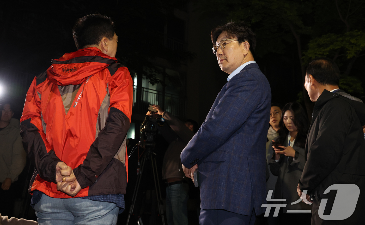 (서울=뉴스1) 김명섭 기자 = 권성동 국민의힘 원내대표와 김기현, 박덕흠 의원이 후보 단일화 문제로 당 지도부와 갈등을 겪고 있는 김문수 대통령 후보를 만나기 위해 6일 서울 관 …