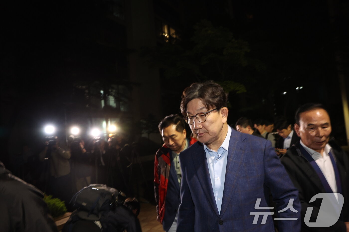 본문 이미지 - 권성동 국민의힘 원내대표가 후보 단일화 문제로 당 지도부와 갈등을 겪고 있는 김문수 대통령 후보를 만나기 위해 6일 밤 서울 관악구 김 후보의 집 앞에서 김 후보를 기다리다 만나지 못하고 발걸음을 돌리고 있다. 2025.5.6/뉴스1 ⓒ News1 김명섭 기자