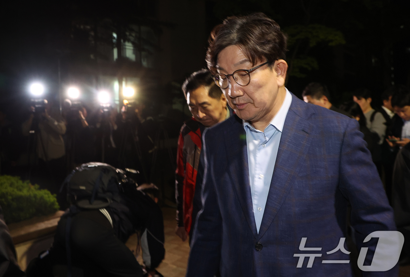 (서울=뉴스1) 김명섭 기자 = 권성동 국민의힘 원내대표가 후보 단일화 문제로 당 지도부와 갈등을 겪고 있는 김문수 대통령 후보를 만나기 위해 6일 밤 서울 관악구 김 후보의 집 …