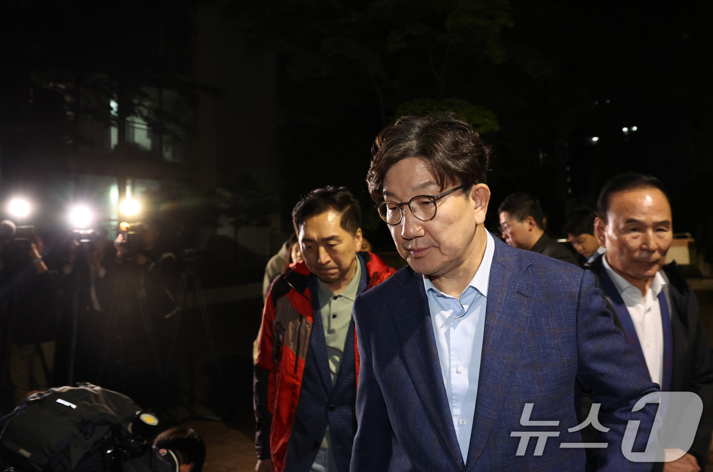 (서울=뉴스1) 김명섭 기자 = 권성동 국민의힘 원내대표가 후보 단일화 문제로 당 지도부와 갈등을 겪고 있는 김문수 대통령 후보를 만나기 위해 6일 밤 서울 관악구 김 후보의 집 …