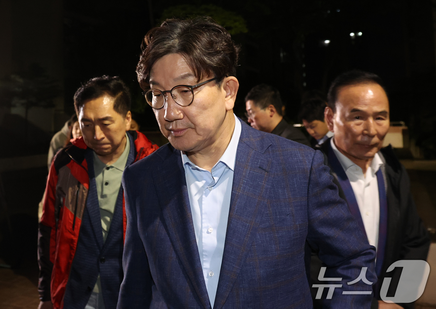 (서울=뉴스1) 김명섭 기자 = 권성동 국민의힘 원내대표가 후보 단일화 문제로 당 지도부와 갈등을 겪고 있는 김문수 대통령 후보를 만나기 위해 6일 밤 서울 관악구 김 후보의 집 …