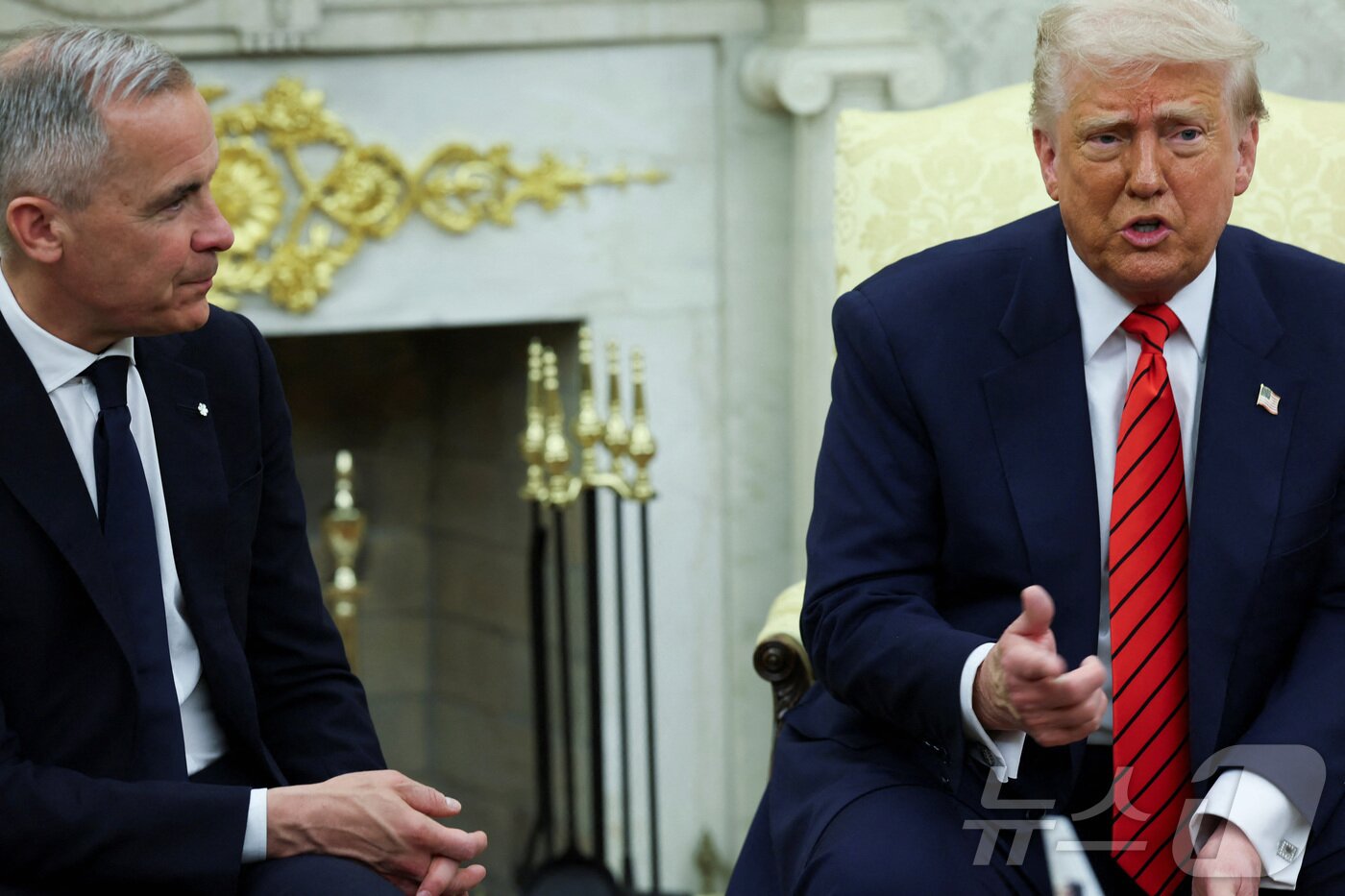 본문 이미지 - 도널드 트럼프 미국 대통령이 6일&#40;현지시간&#41; 미국 워싱턴DC 백악관 집무실에서 마크 카니 캐나다 총리와의 본격적인 회담에 앞서 발언하고 있다. ⓒ 로이터=뉴스1 ⓒ News1 류정민 특파원