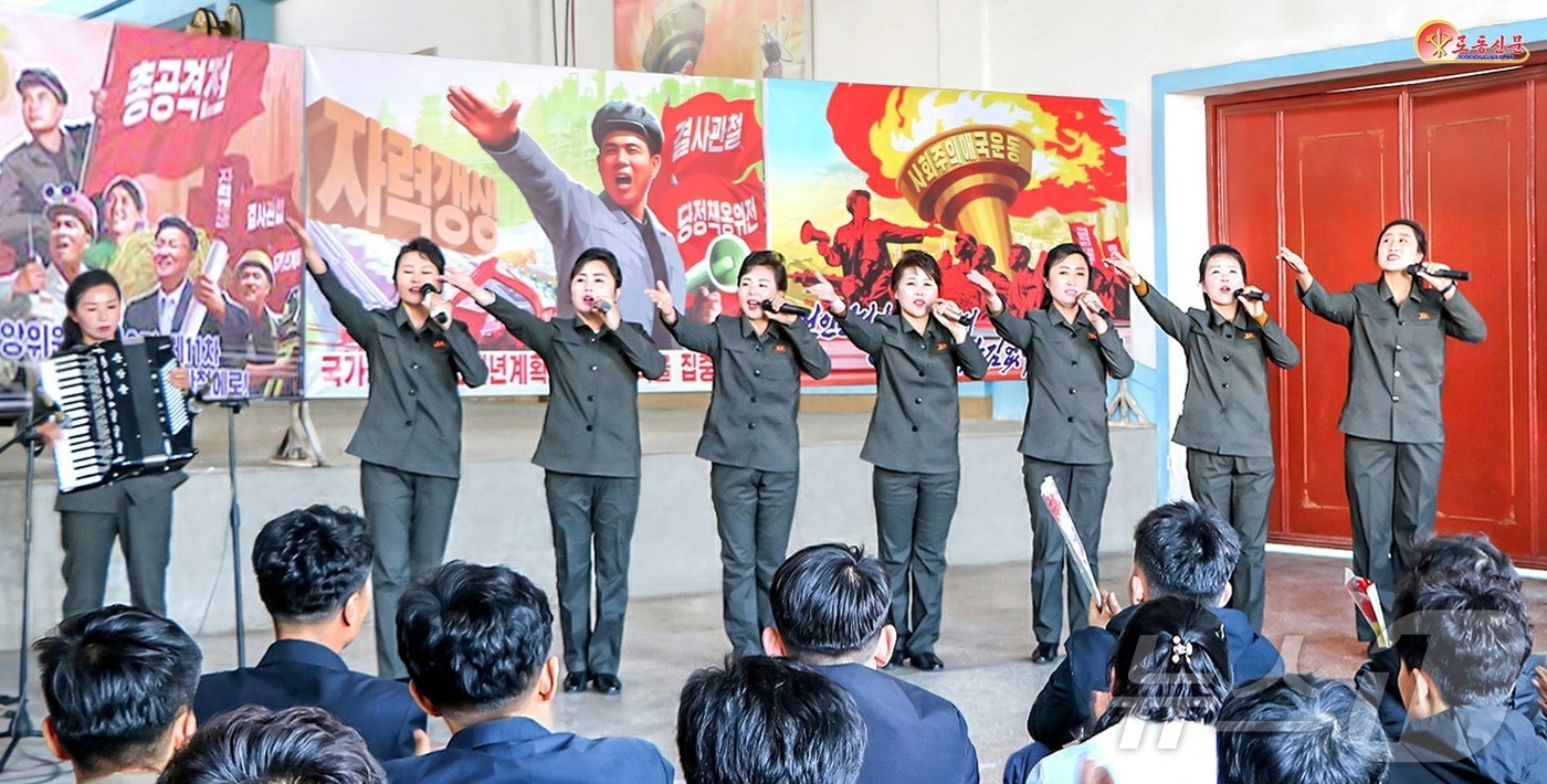 (평양 노동신문=뉴스1) = 북한 노동당 기관지 노동신문은 7일 "혁명사적부문 일꾼과 강사들이 당 정책 결정 관철로 들끓고 있는 주요 전구들에 나가 경제선전활동을 활발히 진행하고 …