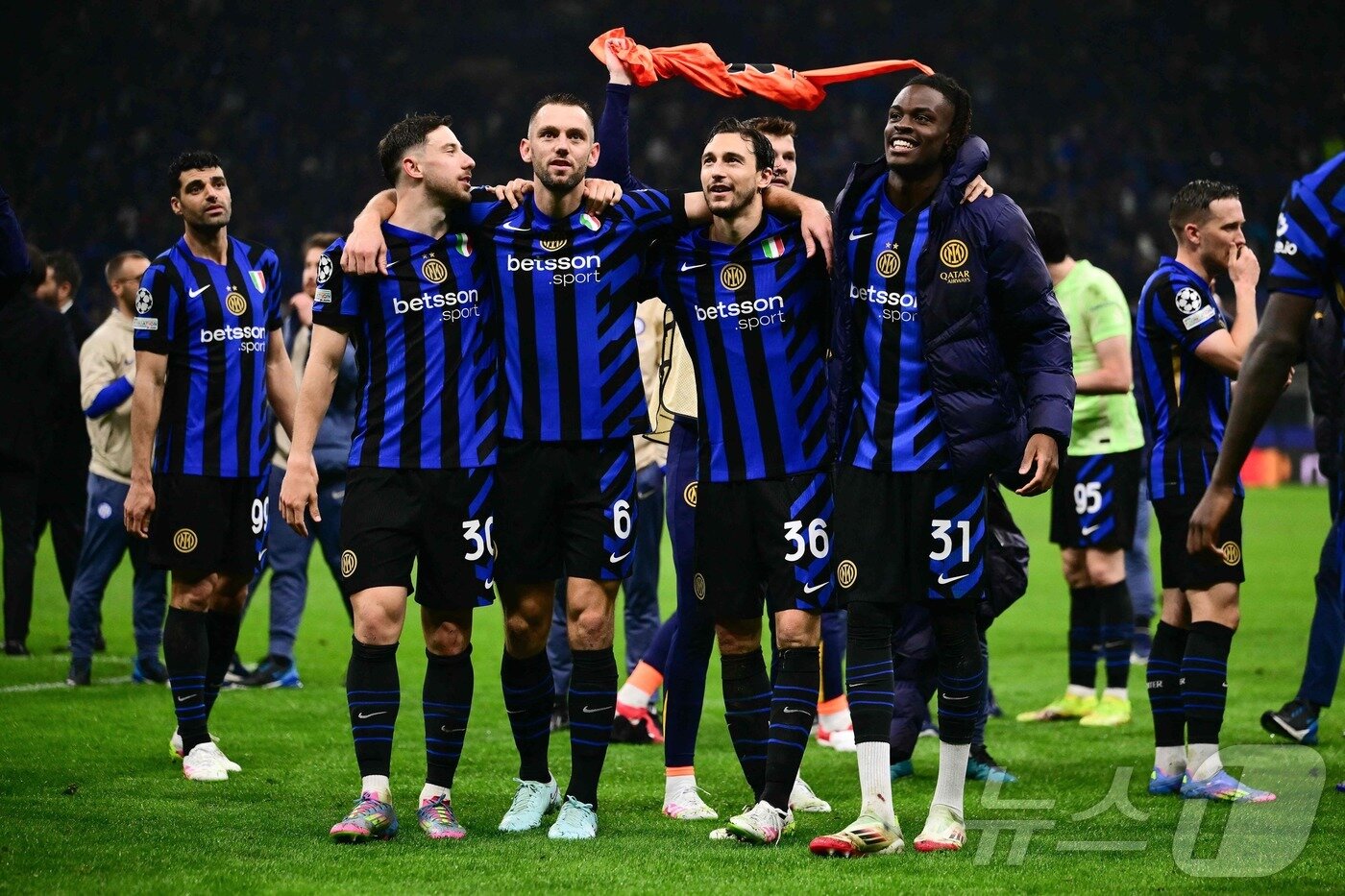 본문 이미지 - 인터밀란 선수들이 UCL 결승 진출을 확정한 뒤 승리를 자축하고 있다. ⓒ AFP=뉴스1