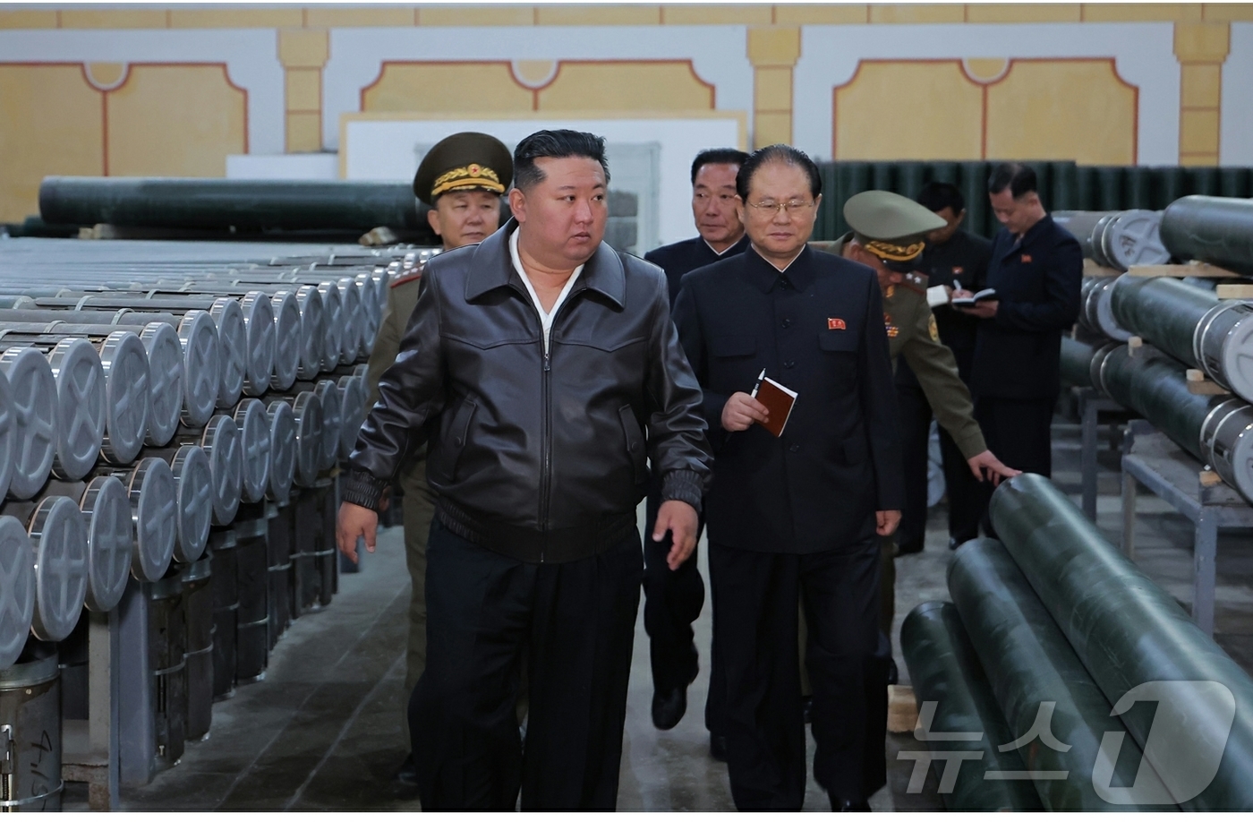 (평양 노동신문=뉴스1) = 북한 김정은 노동당 총비서가 제2경제위원회 산하 중요군수기업소들을 현지지도했다고 당 기관지 노동신문이 7일 보도했다. 신문은 포탄생산기업소가 단계별 현 …