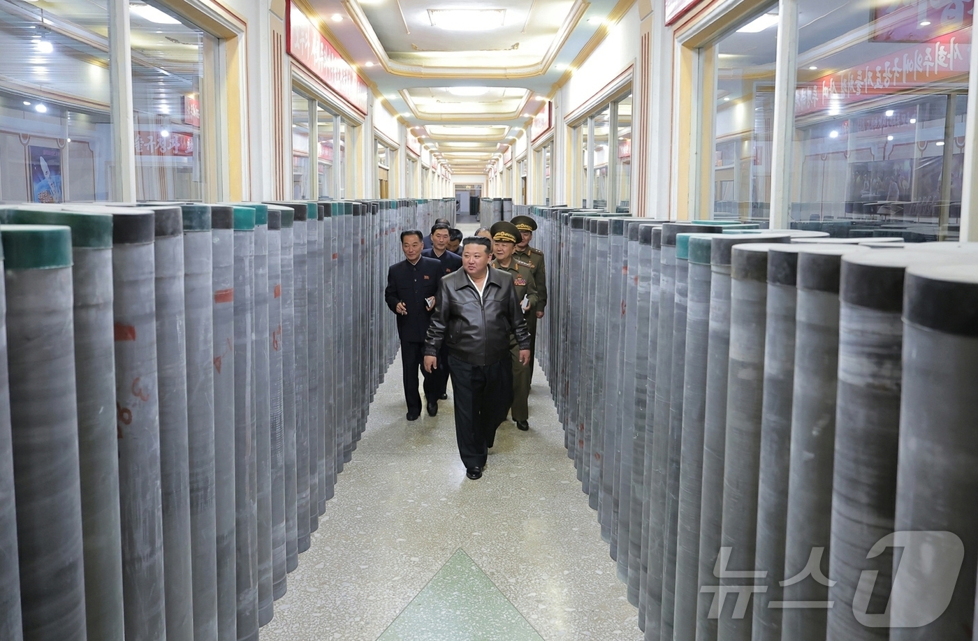 (평양 노동신문=뉴스1) = 북한 김정은 노동당 총비서가 제2경제위원회 산하 중요군수기업소들을 현지지도했다고 당 기관지 노동신문이 7일 보도했다. 신문은 포탄생산기업소가 단계별 현 …