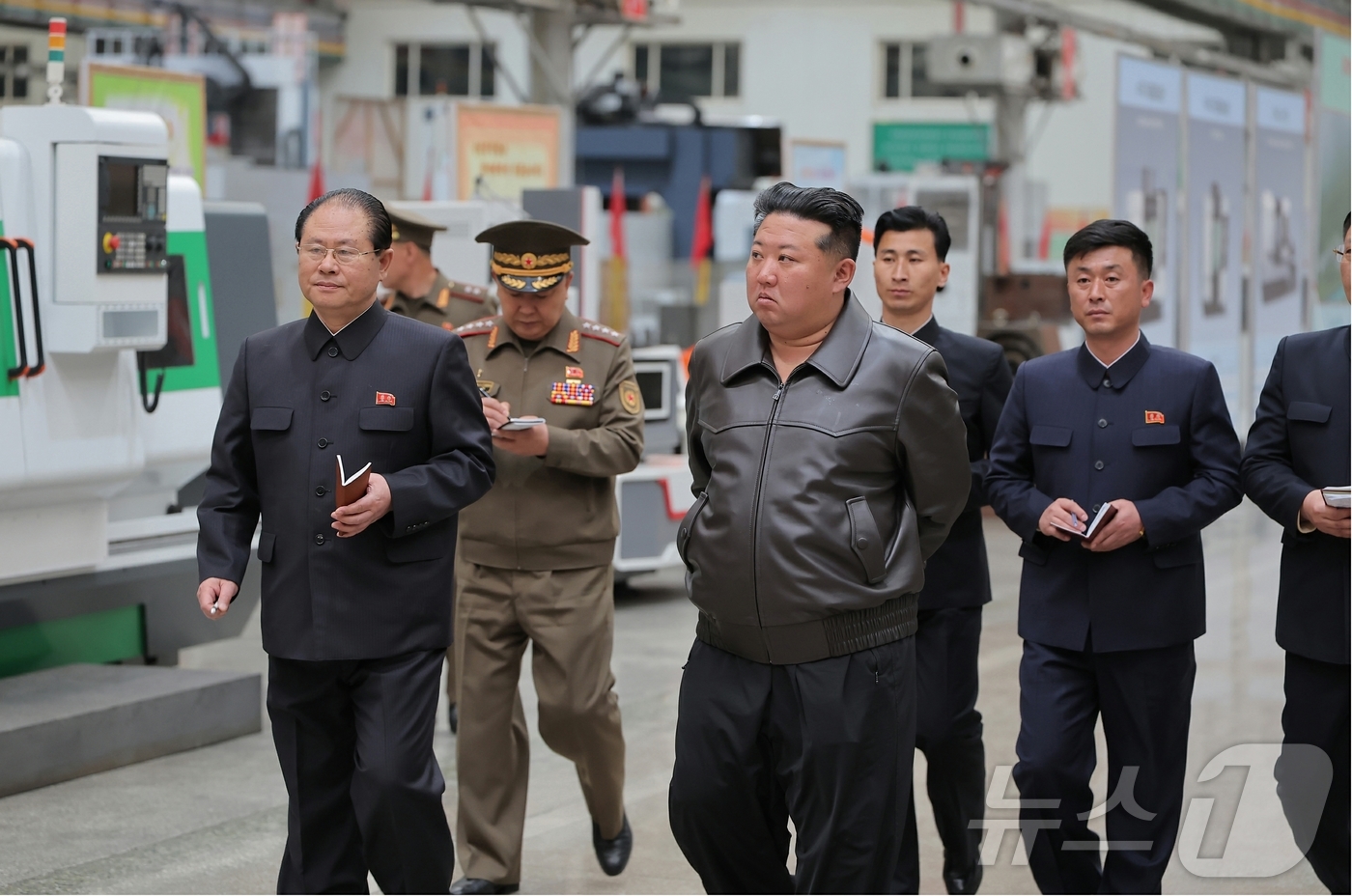 (평양 노동신문=뉴스1) = 북한 김정은 노동당 총비서가 제2경제위원회 산하 중요군수기업소들을 현지지도했다고 당 기관지 노동신문이 7일 보도했다. 신문은 포탄생산기업소가 단계별 현 …