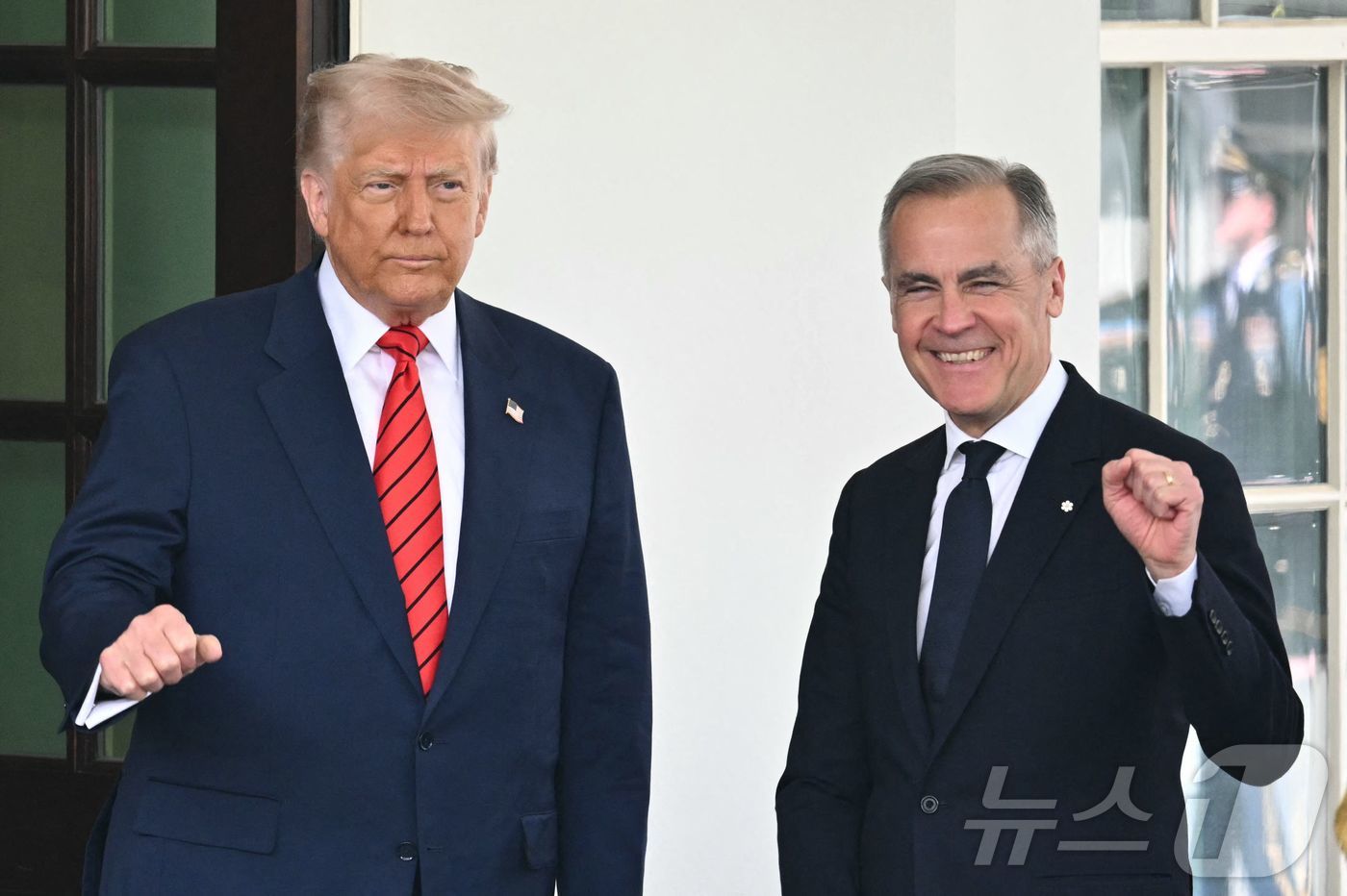 (워싱턴 AFP=뉴스1) 우동명 기자 = 도널드 트럼프 미국 대통령이 6일(현지시간) 워싱턴 백악관에 도착한 마크 카니 캐나다 총리를 환영하고 있다. 2025.05.07ⓒ AFP= …