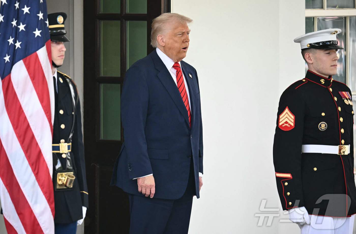 (워싱턴 AFP=뉴스1) 우동명 기자 = 도널드 트럼프 미국 대통령이 6일(현지시간) 워싱턴 백악관에서 마크 카니 캐나다 총리의 도착을 기다리고 있다. 2025.05.07ⓒ AFP …