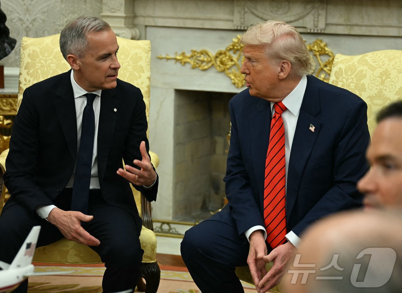 (워싱턴 AFP=뉴스1) 우동명 기자 = 도널드 트럼프 미국 대통령이 6일(현지시간) 워싱턴 백악관에서 마크 카니 캐나다 총리와 회담을 하고 있다. 2025.05.07ⓒ AFP=뉴 …