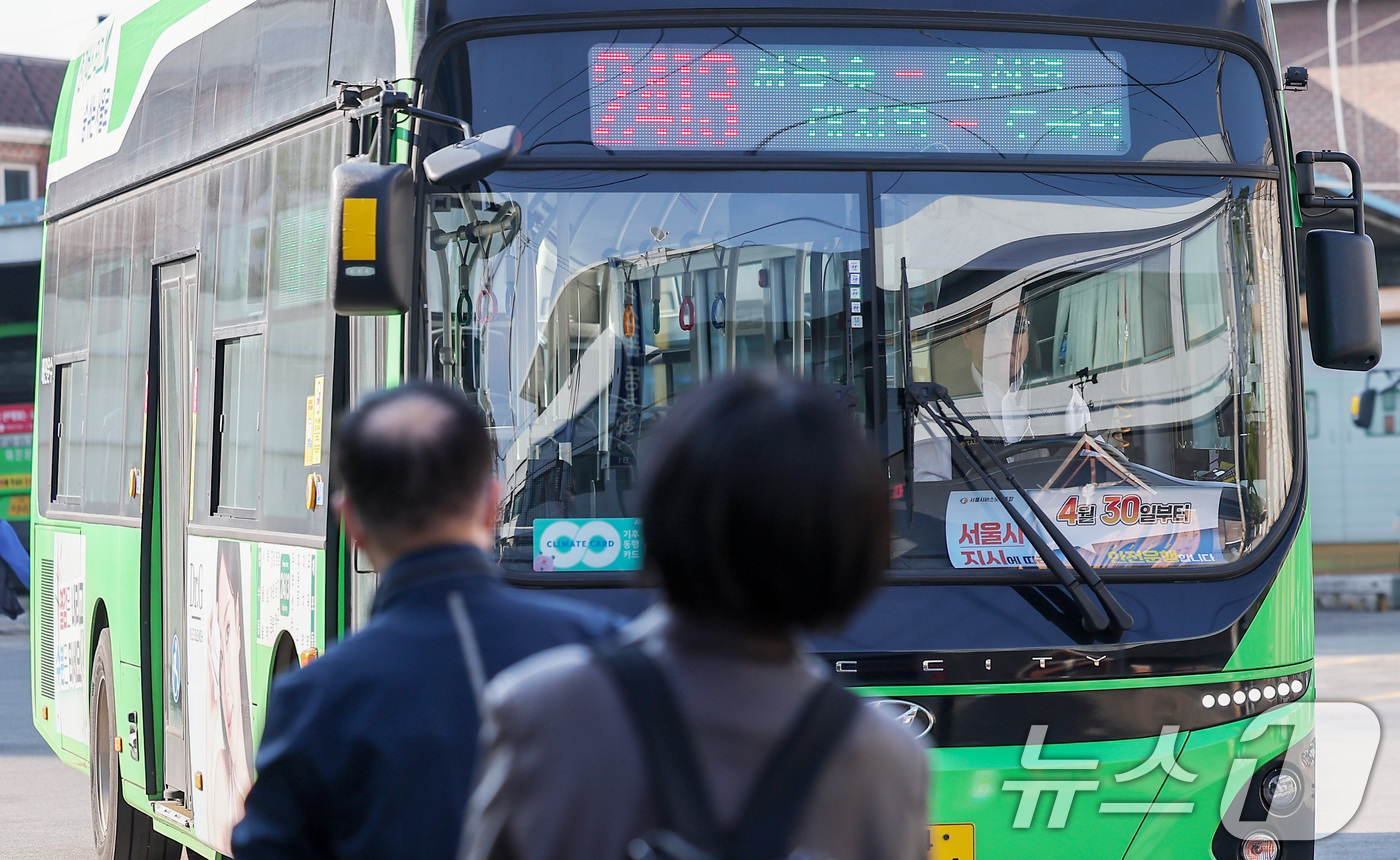 (서울=뉴스1) 김성진 기자 = 서울 시내버스 노조가 준법투쟁을 재개한 7일 오전 서울 성동구 태진운수 앞에서 노조원들이 버스교섭 타결을 촉구하며 피켓 시위를 하고 있다.준법운행은 …