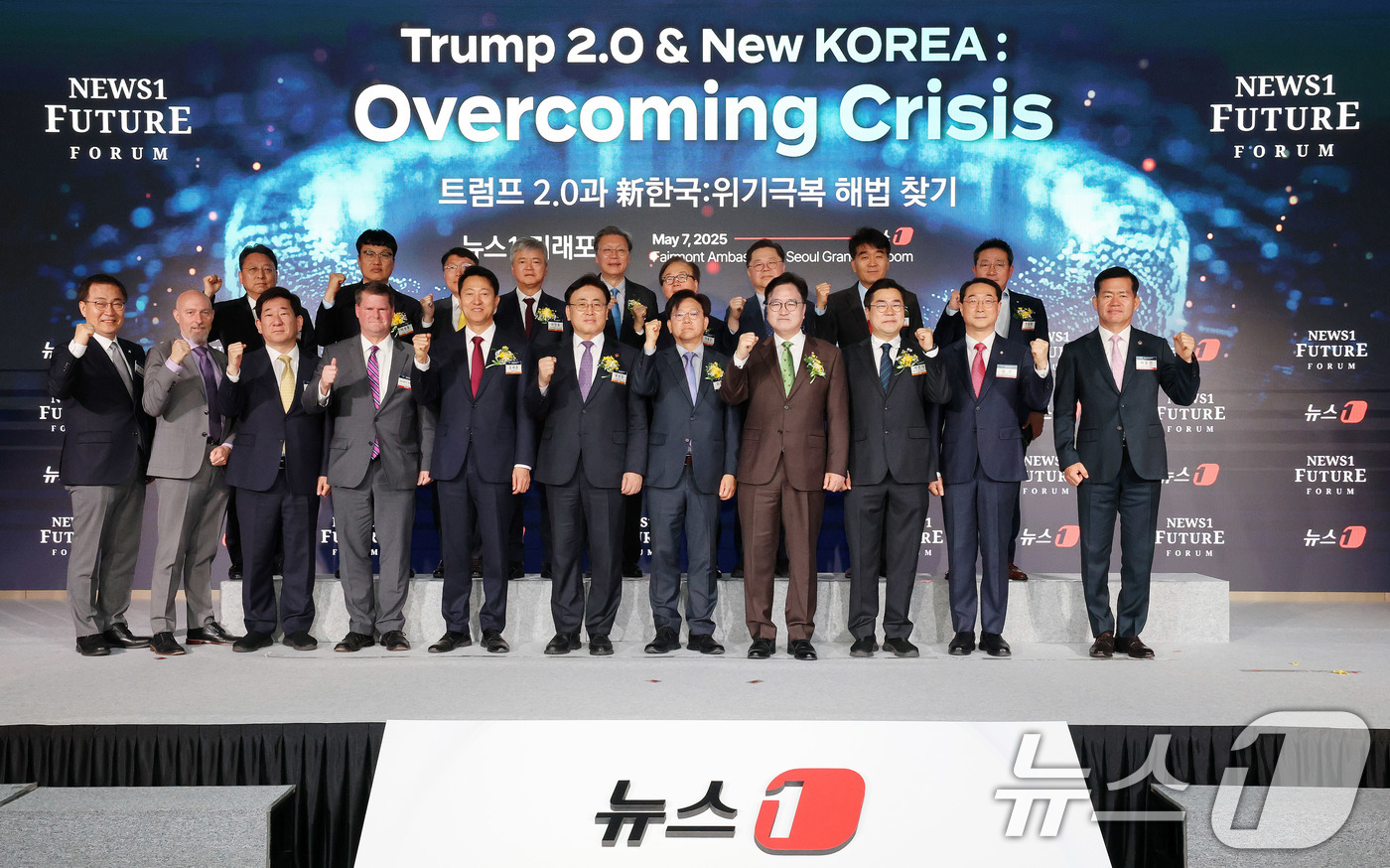 (서울=뉴스1) 박세연 기자 = 7일 서울 여의도 페어몬트 호텔에서 열린 뉴스1 미래포럼에서 참석자들이 기념촬영을 하고 있다.앞줄 왼쪽부터 시계반대방향으로 최형두 국민의힘 의원, …