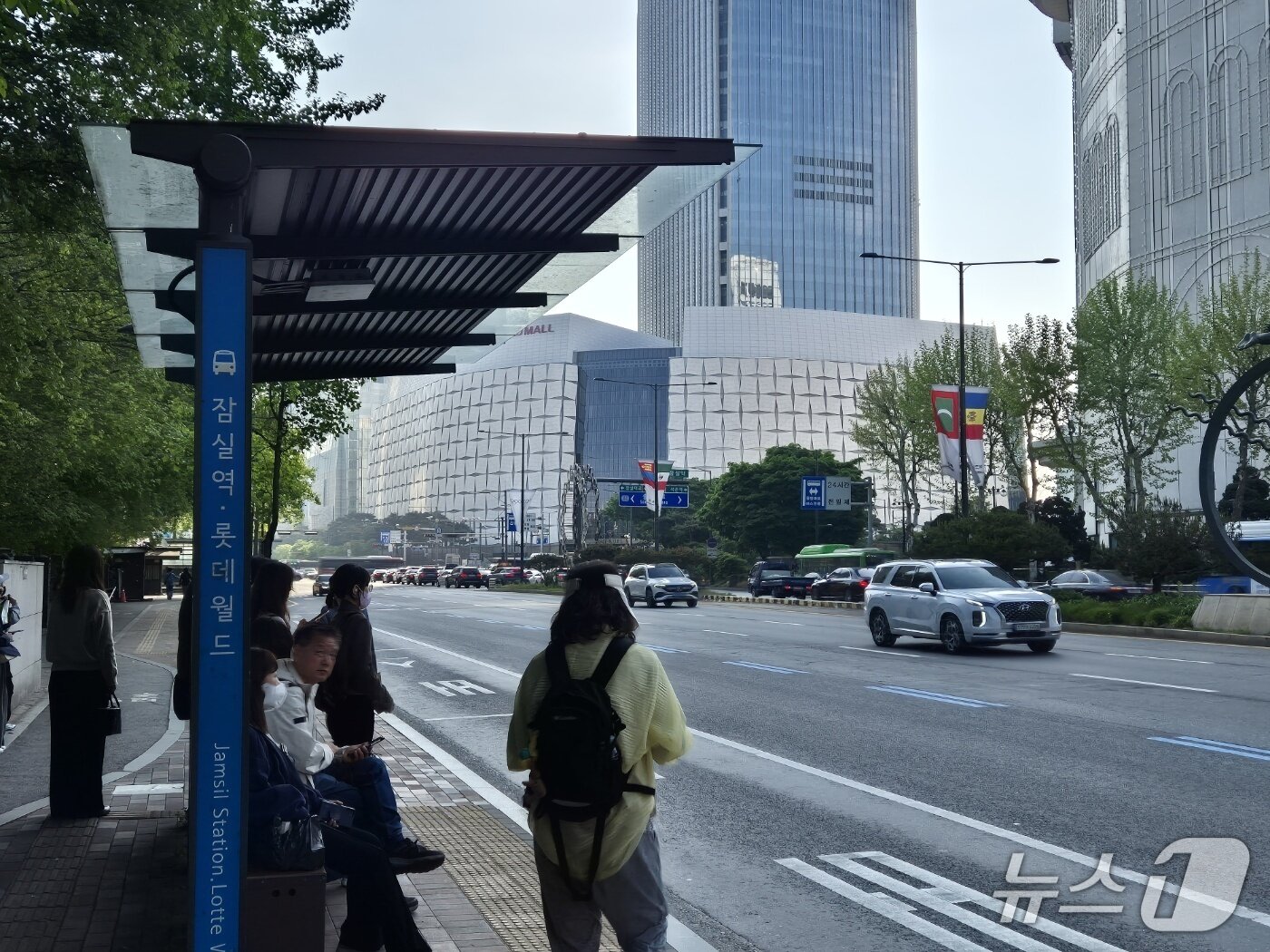 본문 이미지 - 서울 시내버스 노조가 준법투쟁을 재개한 7일 오전 8시쯤 시민들이 정류장에서 버스를 기다리고 있다.  