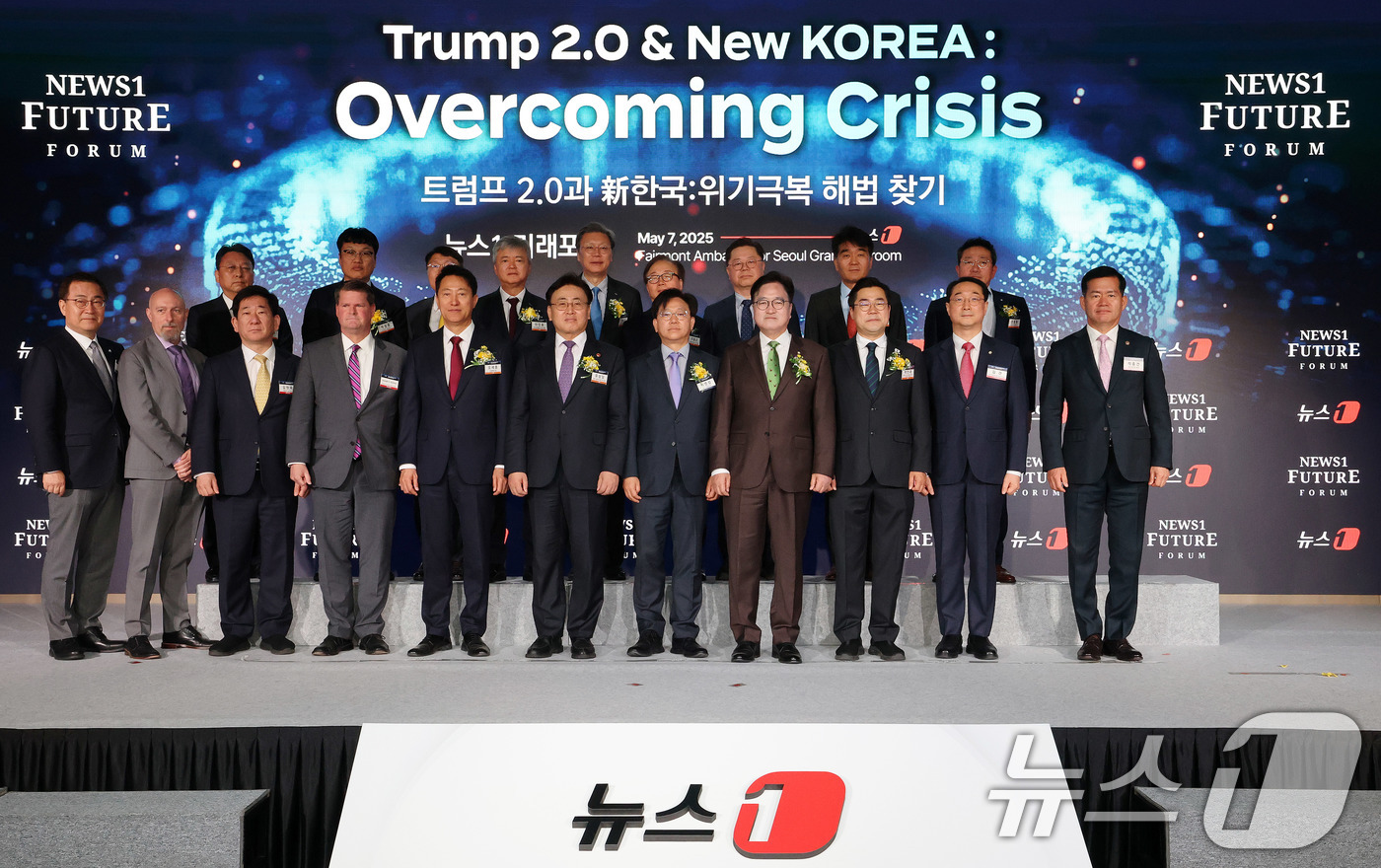 (서울=뉴스1) 박세연 기자 = 7일 서울 여의도 페어몬트 호텔에서 열린 뉴스1 미래포럼에서 참석자들이 기념촬영을 하고 있다.앞줄 왼쪽부터 시계반대방향으로 최형두 국민의힘 의원, …