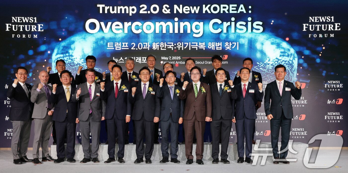 본문 이미지 - 7일 서울 여의도 페어몬트 호텔에서 열린 뉴스1 미래포럼에서 참석자들이 기념촬영을 하고 있다. 앞줄 왼쪽부터 최형두 국민의힘 의원, 트로이 스탠거론 월슨센터 한국센터장, 김현욱 세종연구소장, 랜달 슈라이버 전 미국 국방부 동아시아태평양 담당 차관보, 오세훈 서울시장, 유상임 과학기술정보통신부 장관, 이영섭 뉴스1 대표이사, 우원식 국회의장, 박찬대 더불어민주당 상임 총괄선대위원장 겸 당대표 직무대행, 김건 국회 외통위 간사, 석종건 방위사업청장. 2025.5.7/뉴스1 ⓒ News1 박세연 기자