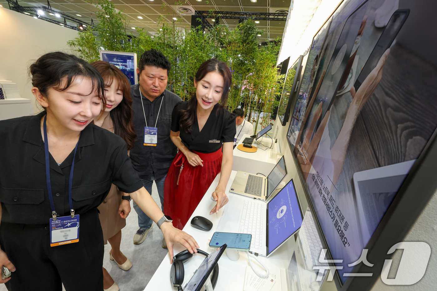 (서울=뉴스1) = KT가 마이크로소프트의 업무 협업 솔루션인 팀즈와 KT의 통화망을 연동한 마이크로소프트 팀즈폰(Microsoft Teams Phone) 서비스를 출시했다고 7일 …